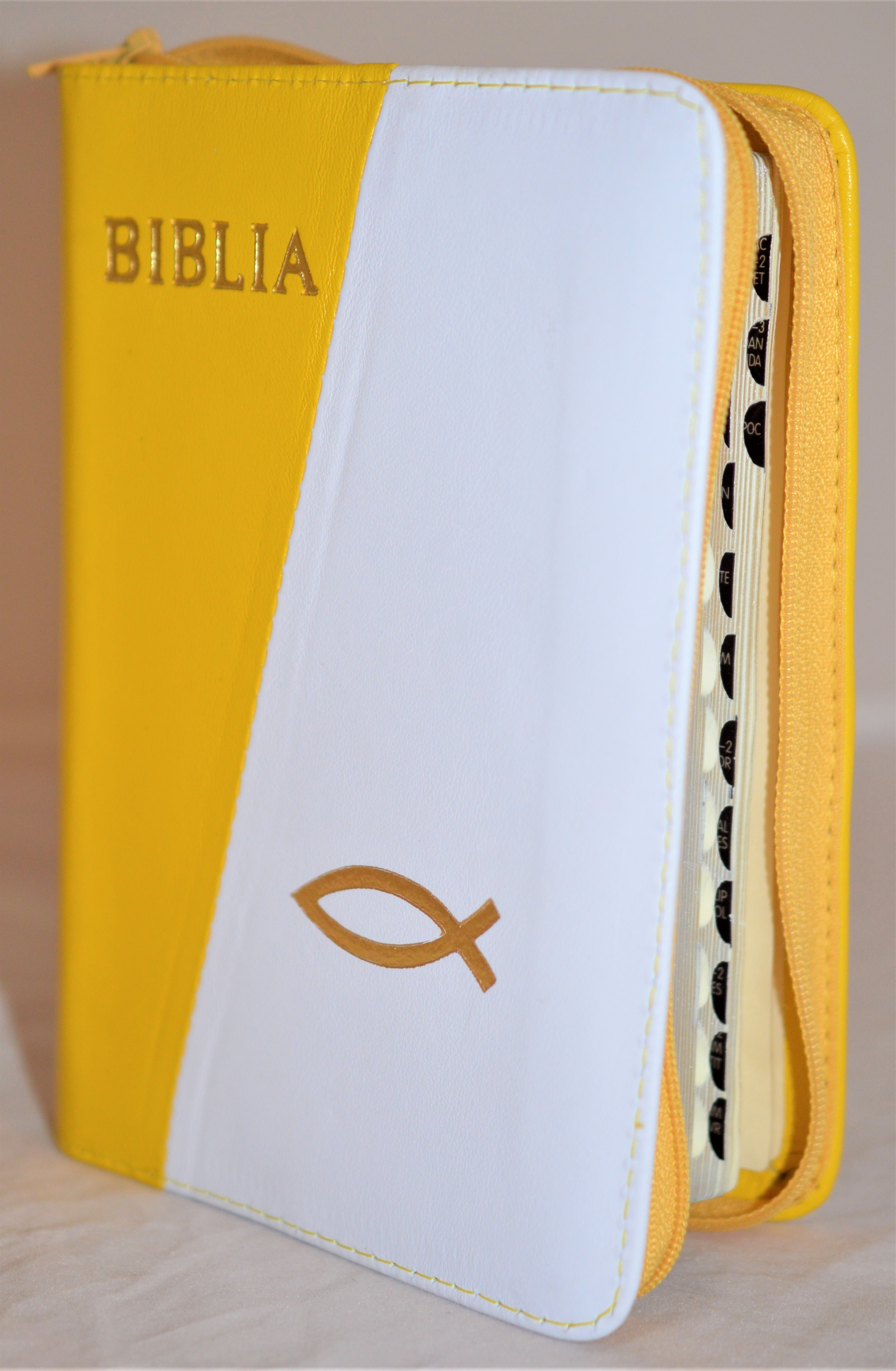 Biblia format mic, din piele, culoare galben / alb, index, fermoar, margini argintii, simbolul peste, cuv. lui Isus in rosu [047 PFI]
