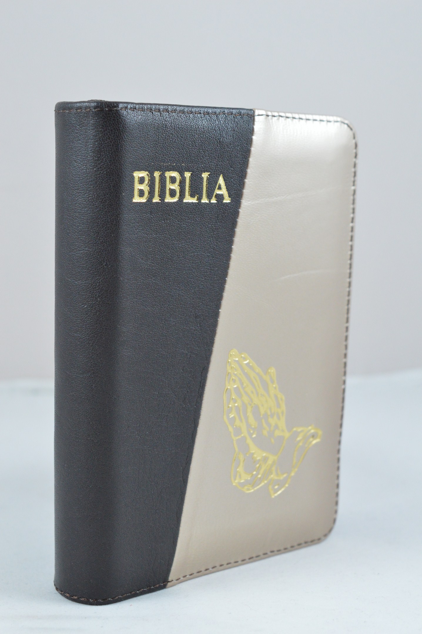 Biblie din piele, dimensiune mica, negru cu gri sidefat, fermoar, simbol maini in rugaciune cuv. lui Isus in rosu [043 A]