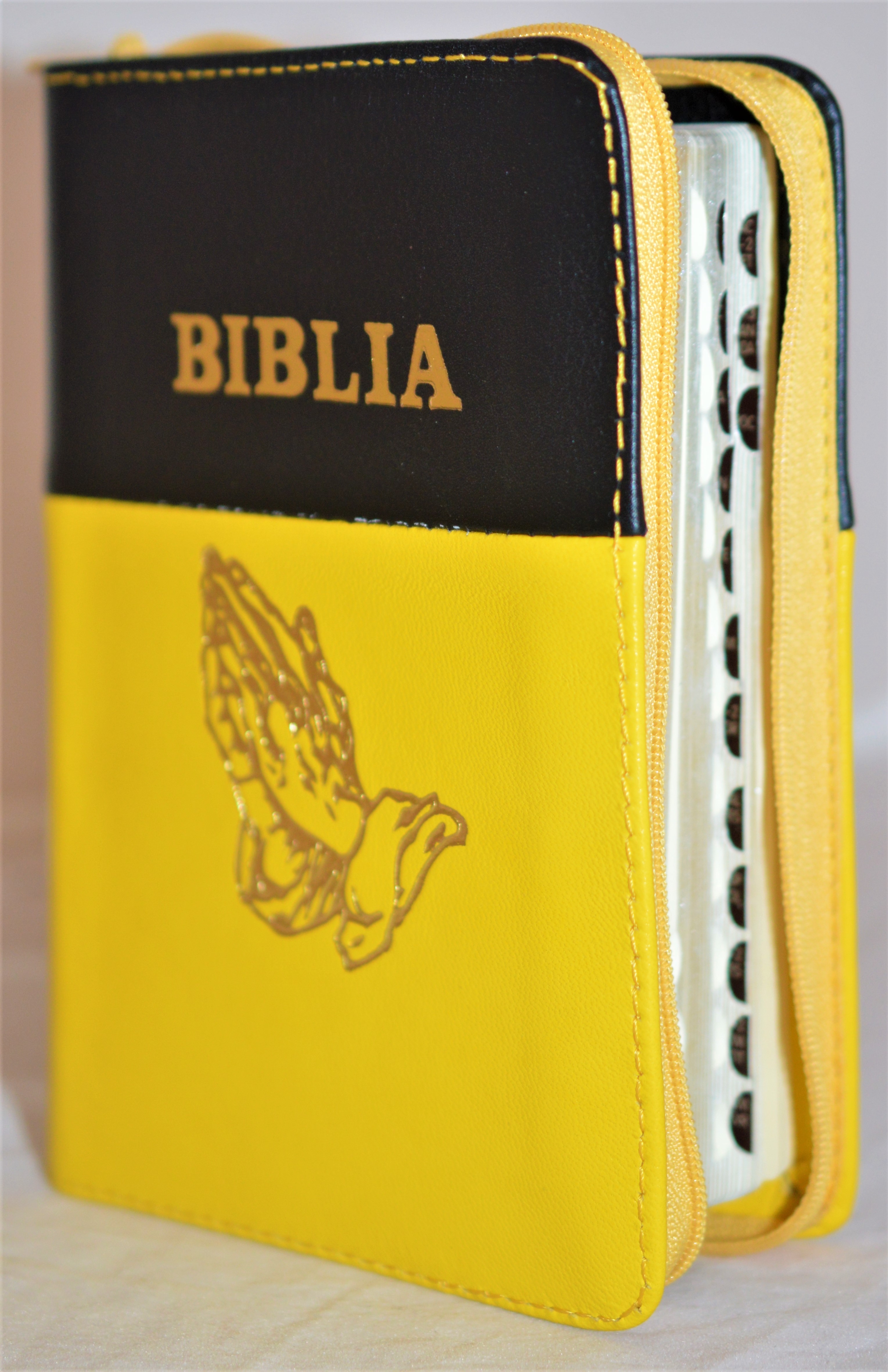 Biblia format mic, din piele, culoare negru cu galben, index, fermoar, margini argintii, simbolul maini in ruga, cuv. lui Isus in rosu [047 PFI]