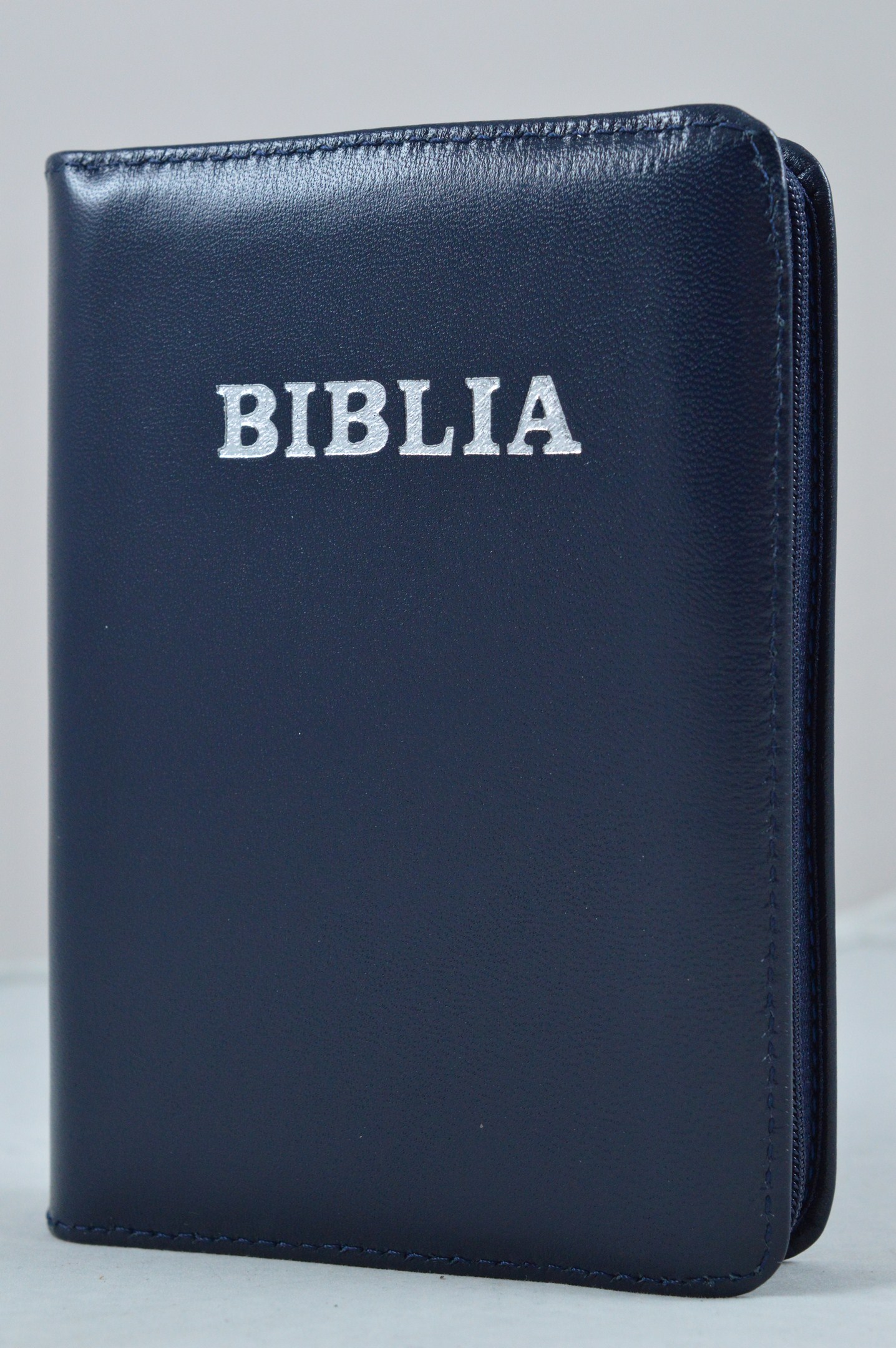 Biblie din piele, mica, bleumarin, fermoar, argintata, cuv. lui Isus in rosu [043 A]