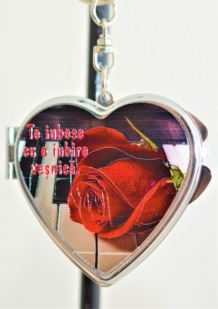 Breloc metal cu oglinda - Te iubesc cu o iubire vesnica Breloc metal cu oglinda - Te iubesc cu o iubire vesnica