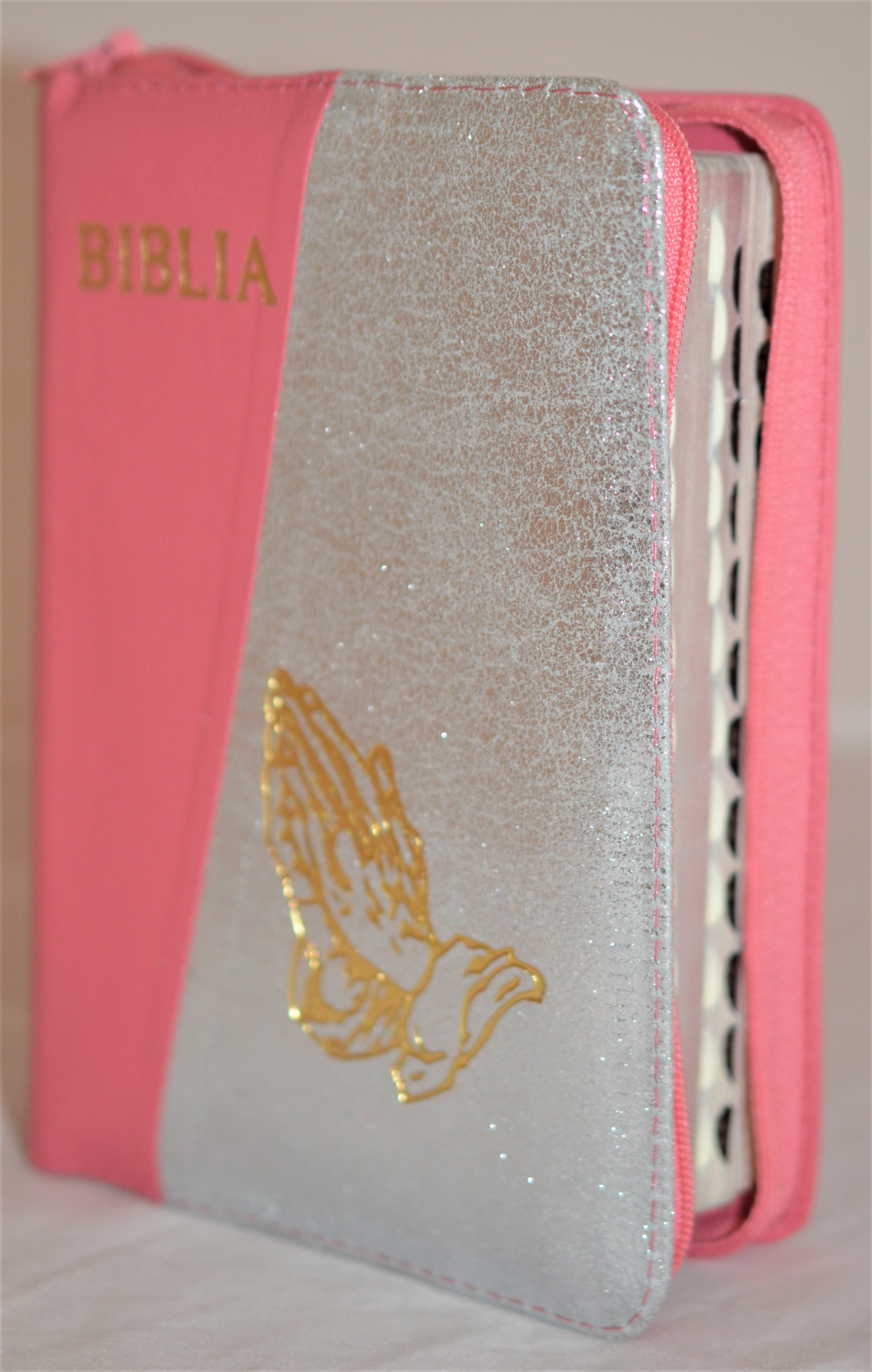 Biblia format mic, din piele, culoare roz / gri sidefat , index, fermoar, margini argintii, simbolul maini in ruga, cuv. lui Isus in rosu [047 PFI]
