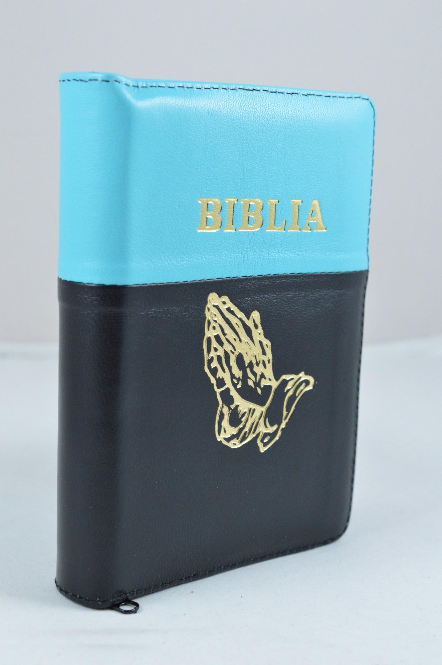 Biblie din piele, dimensiune mica, bleu cu negru, fermoar, simbol maini in rugaciune, cuv. lui Isus in rosu [043 A]