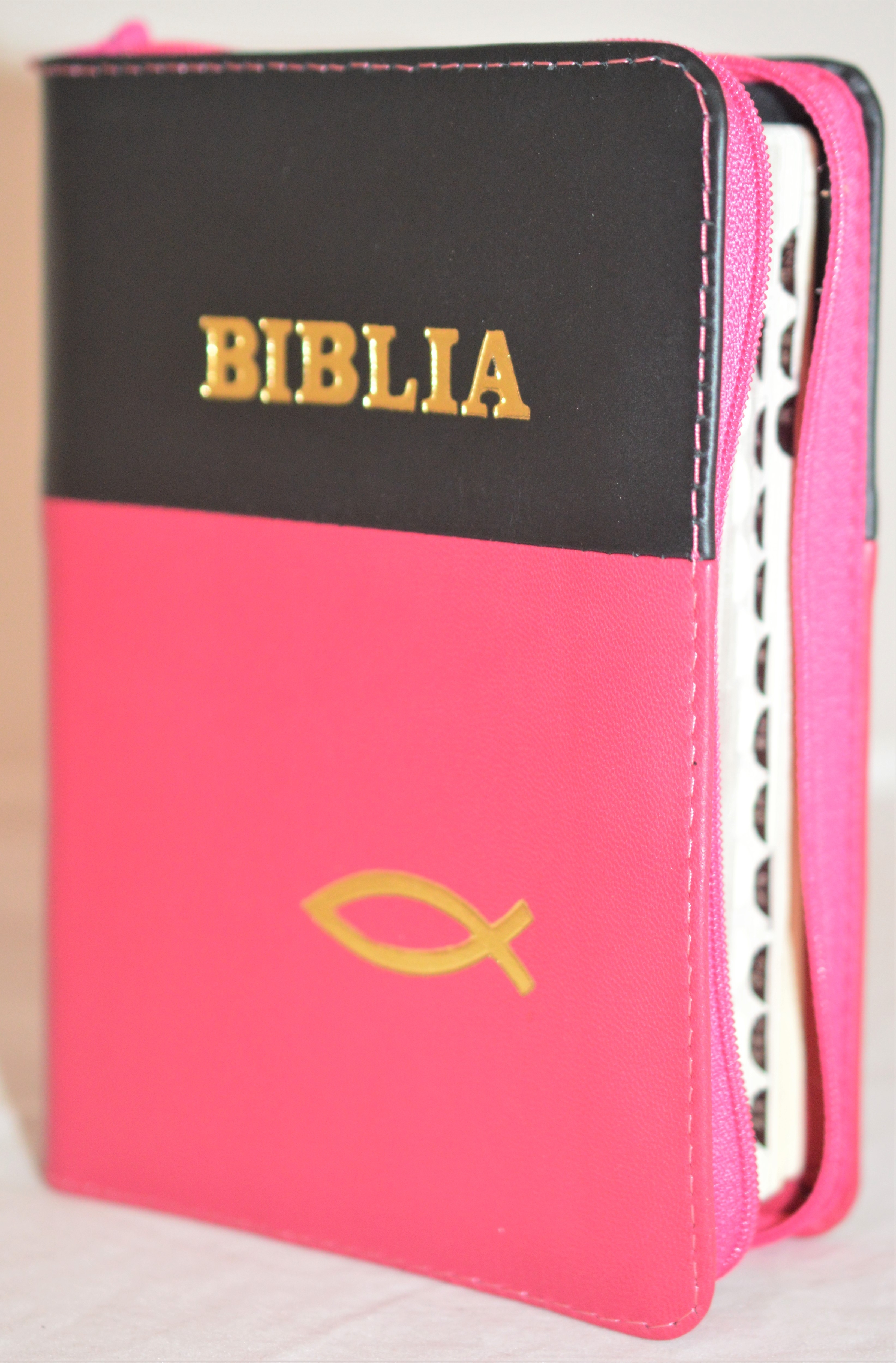 Biblia format mic, din piele, culoare negru cu roz inchis, index, fermoar, margini argintii, simbolul peste, cuv. lui Isus in rosu [047 PFI]