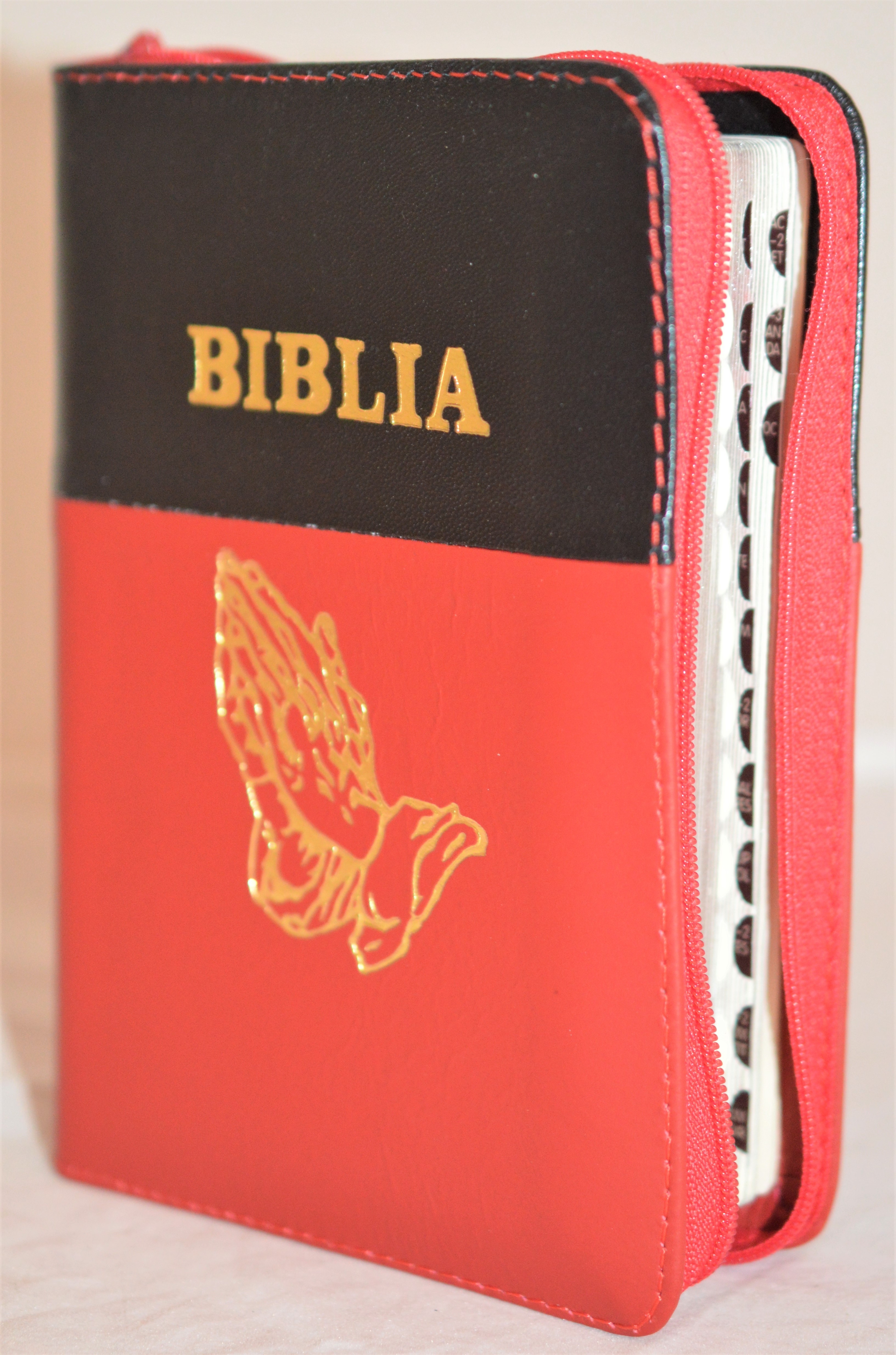 Biblia format mic, din piele, culoare negru cu rosu, index, fermoar, margini argintii, simbolul maini in ruga, cuv. lui Isus in rosu [047 PFI]