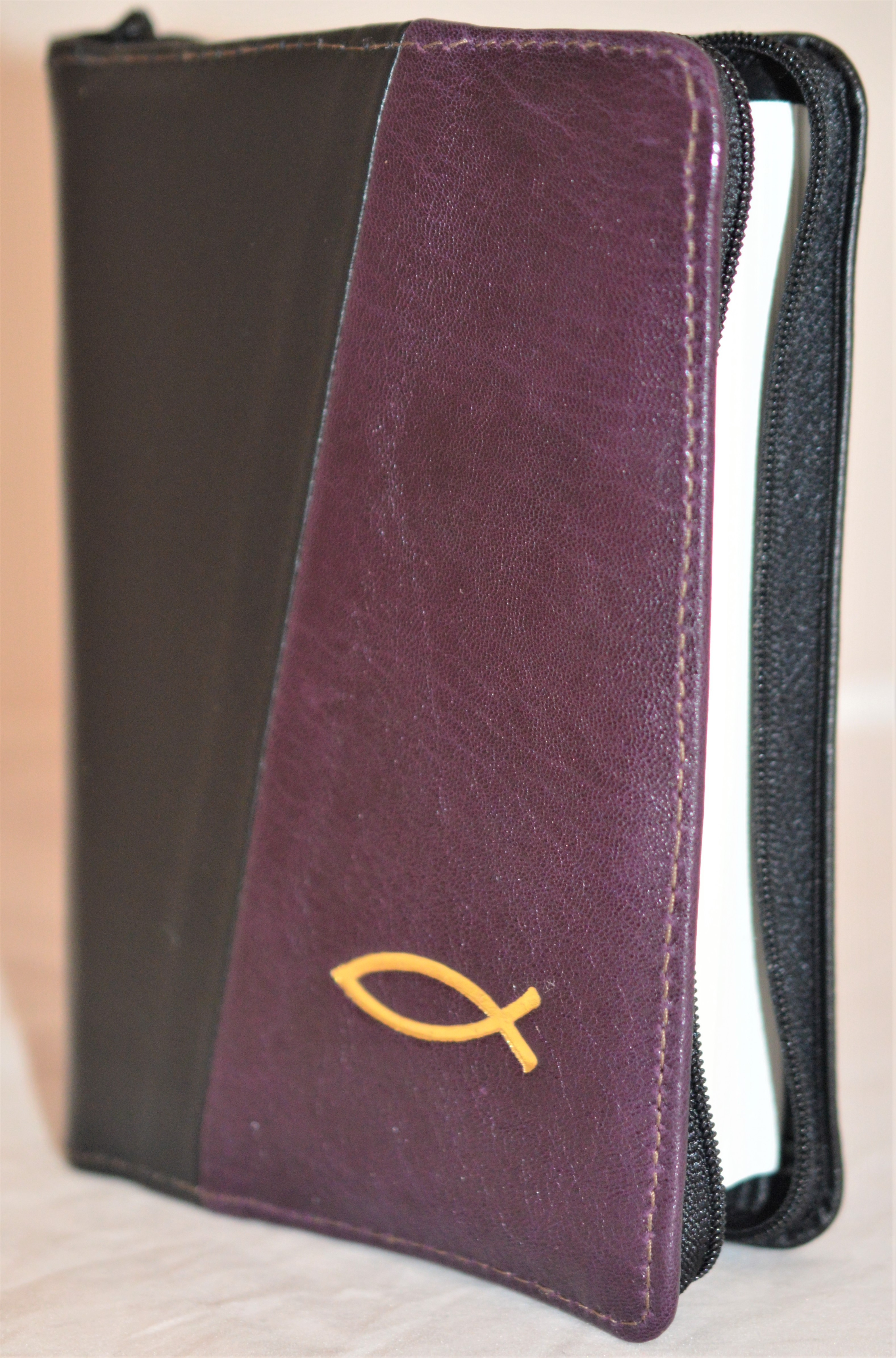 Biblie din piele, mica, culoare negru / mov inchis, fermoar, margini albe, simbolul peste, cuv. lui Isus in rosu [043 PF]