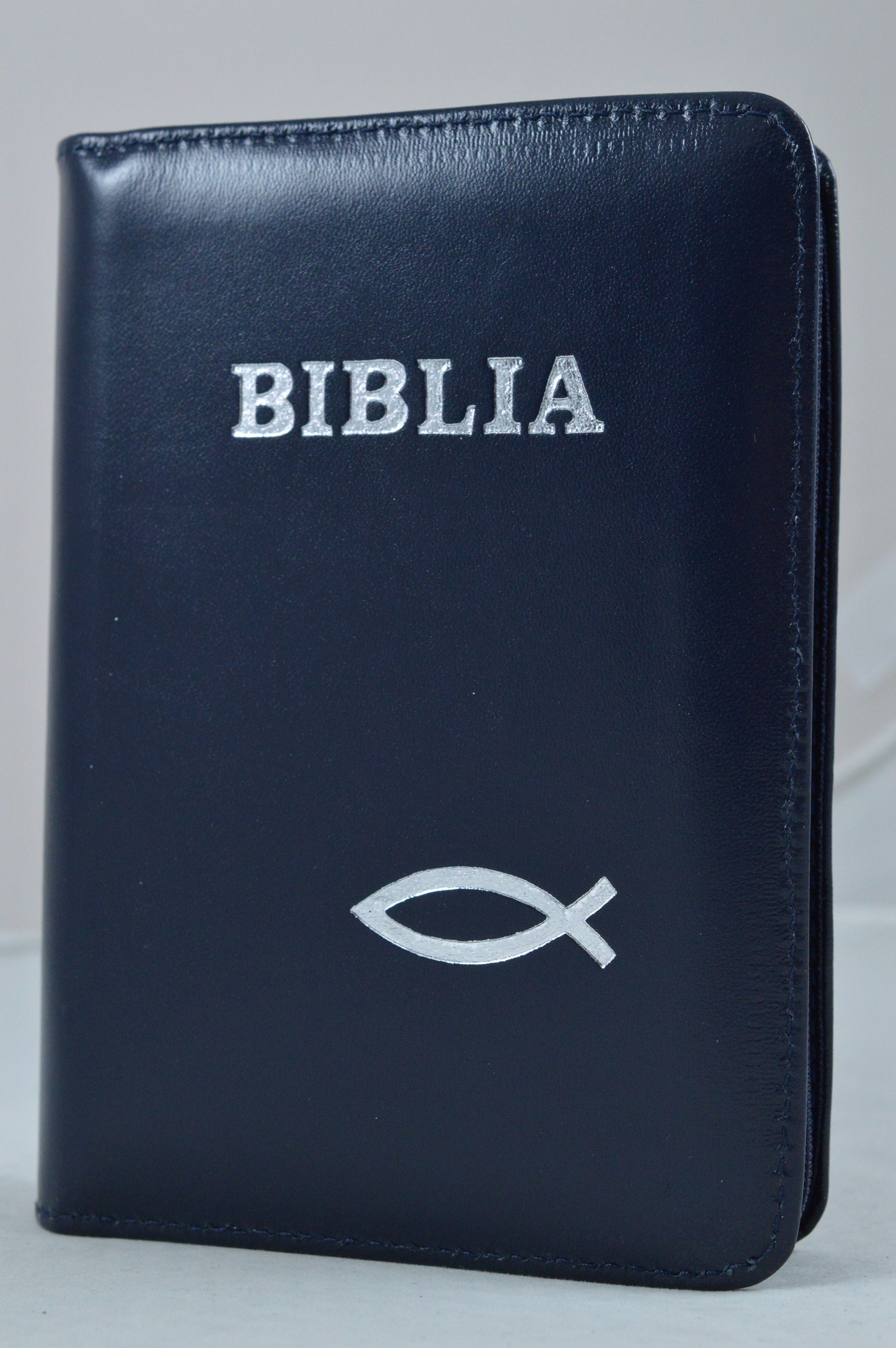 Biblie din piele, mica, neagra, fermoar, margini argintii,simbol peste, cuv. lui Isus in rosu [043 A]