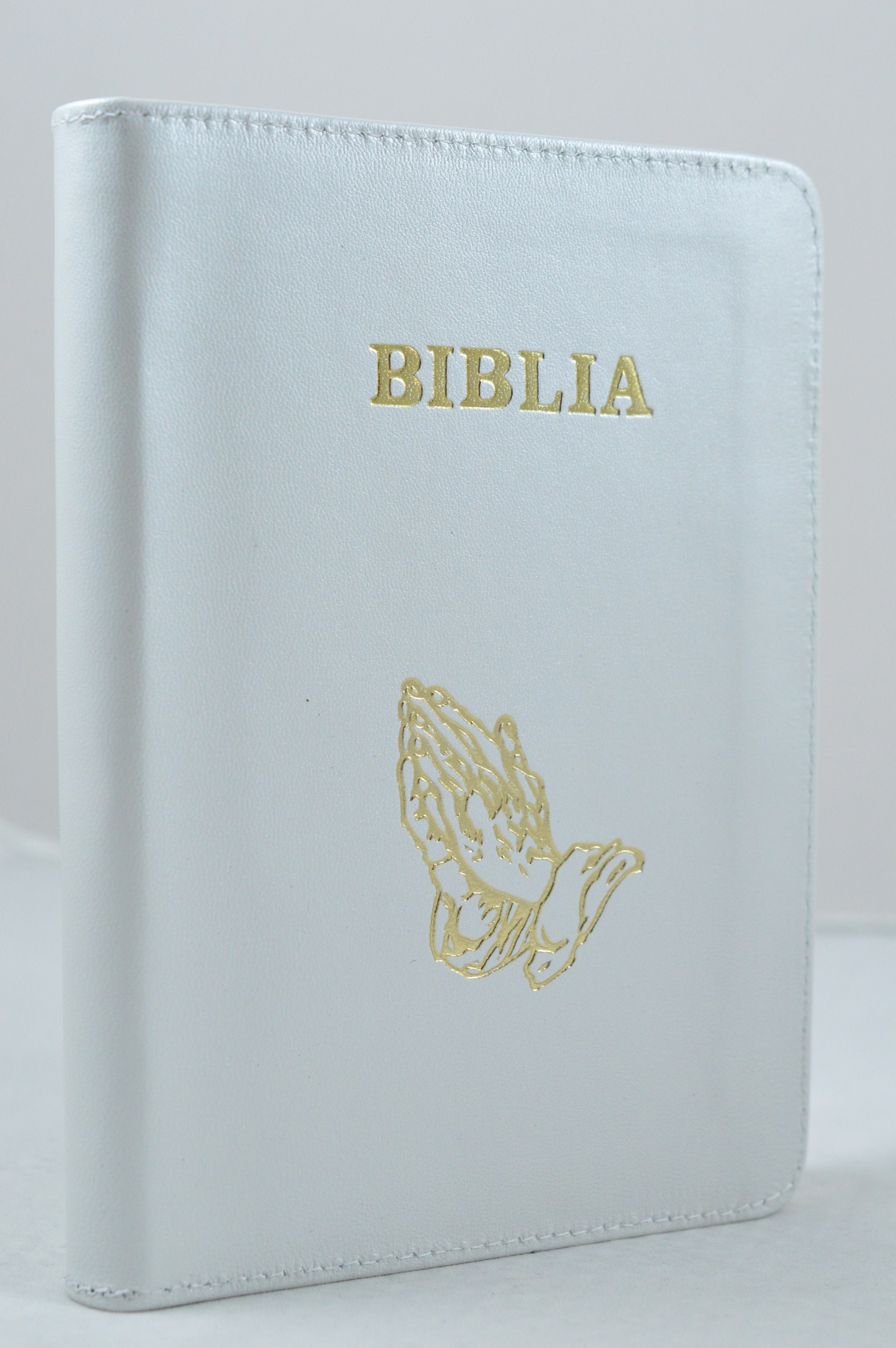 Biblia din piele, marime medie, alb, fermoar, aurita, simbol maini in ruga, 4 harti color [SI 052]