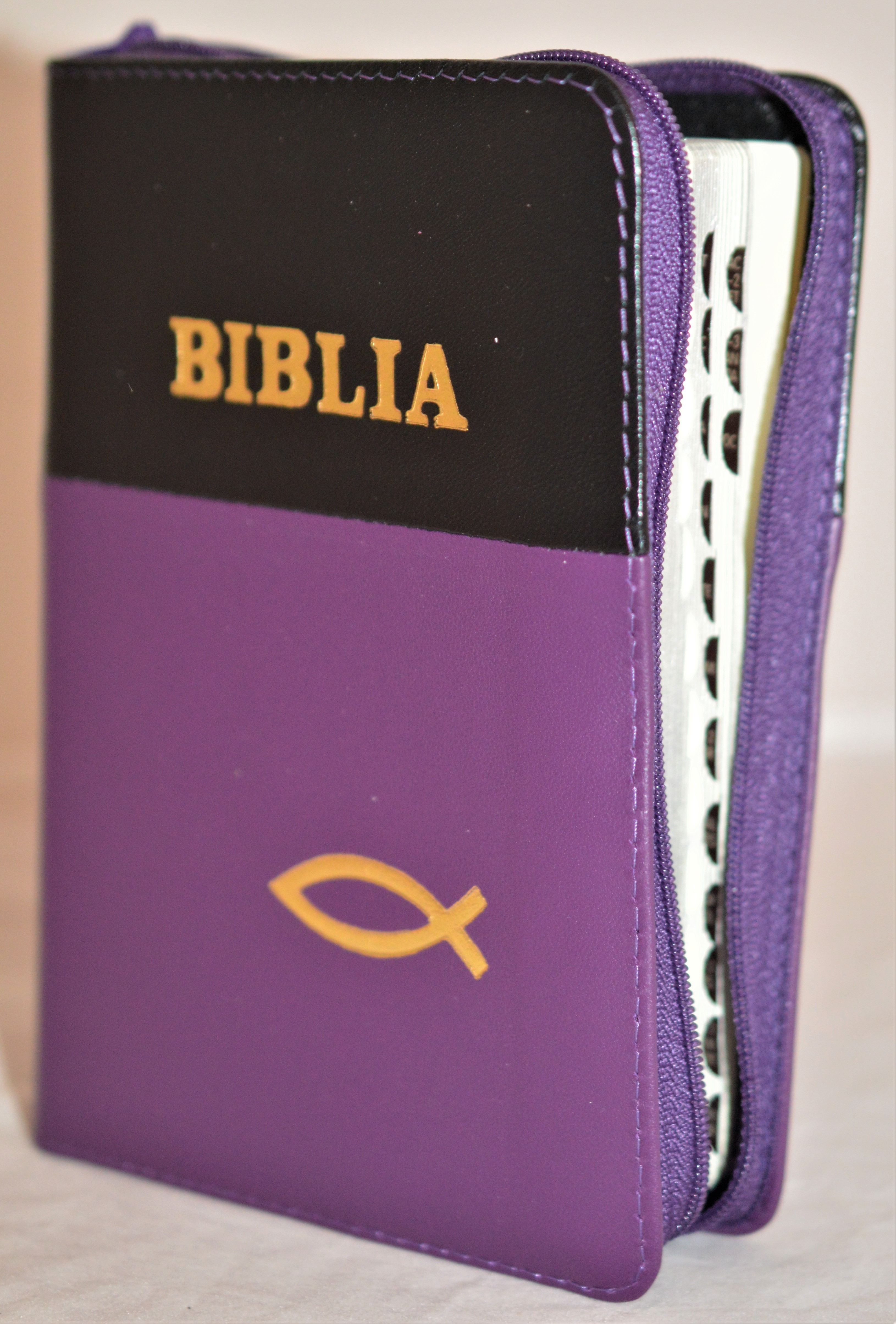 Biblia format mic, din piele, culoare negru cu magenta, index, fermoar, margini argintii, simbolul peste, cuv. lui Isus in rosu [047 PFI]