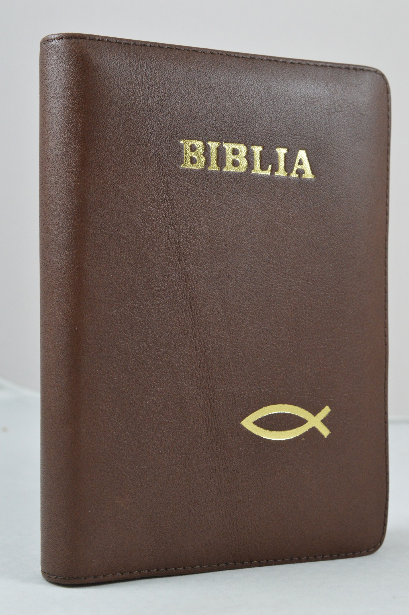 Biblia din piele, marime medie, maro inchis, fermoar, simbol peste, cuv. lui Isus cu rosu [053]