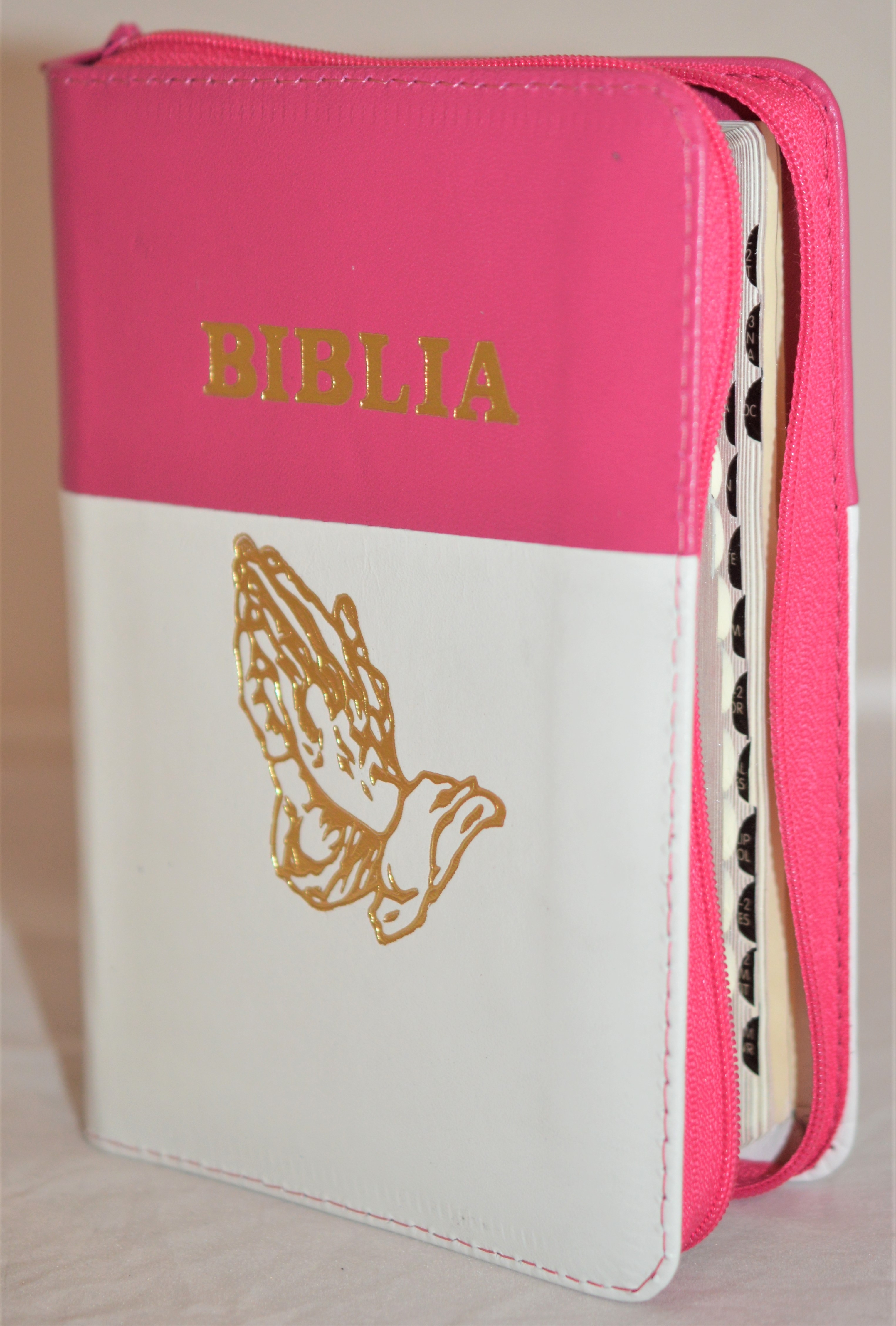 Biblia format mic, din piele, culoare nuanta roz cu alb, index, fermoar, margini argintii, simbolul maini, cuv. lui Isus in rosu [047 PFI]