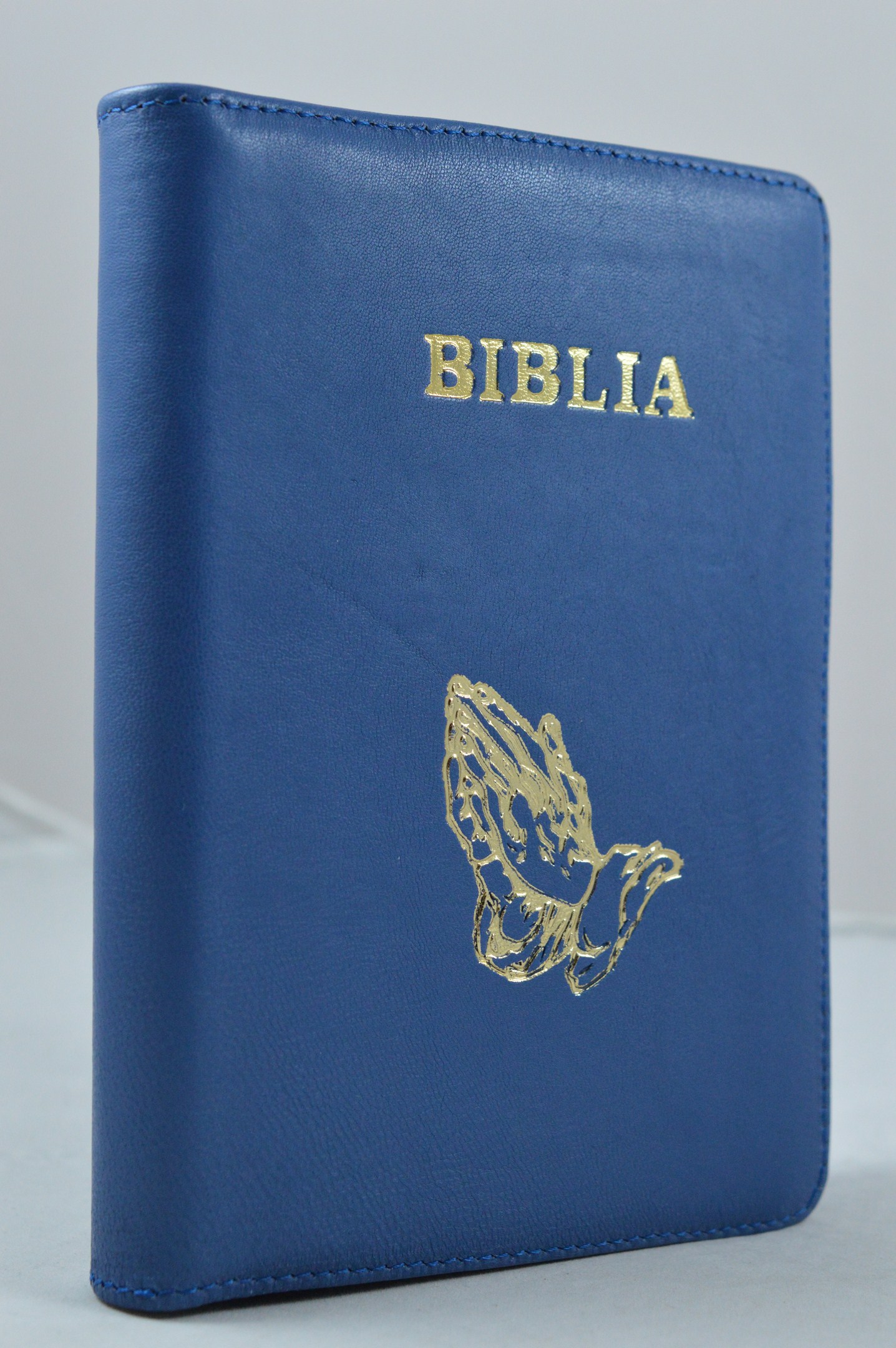 Biblia din piele, medie, albastru metalic, fermoar, aurita, simbol  maini in rugaciune, cuv. lui Isus cu rosu [052]