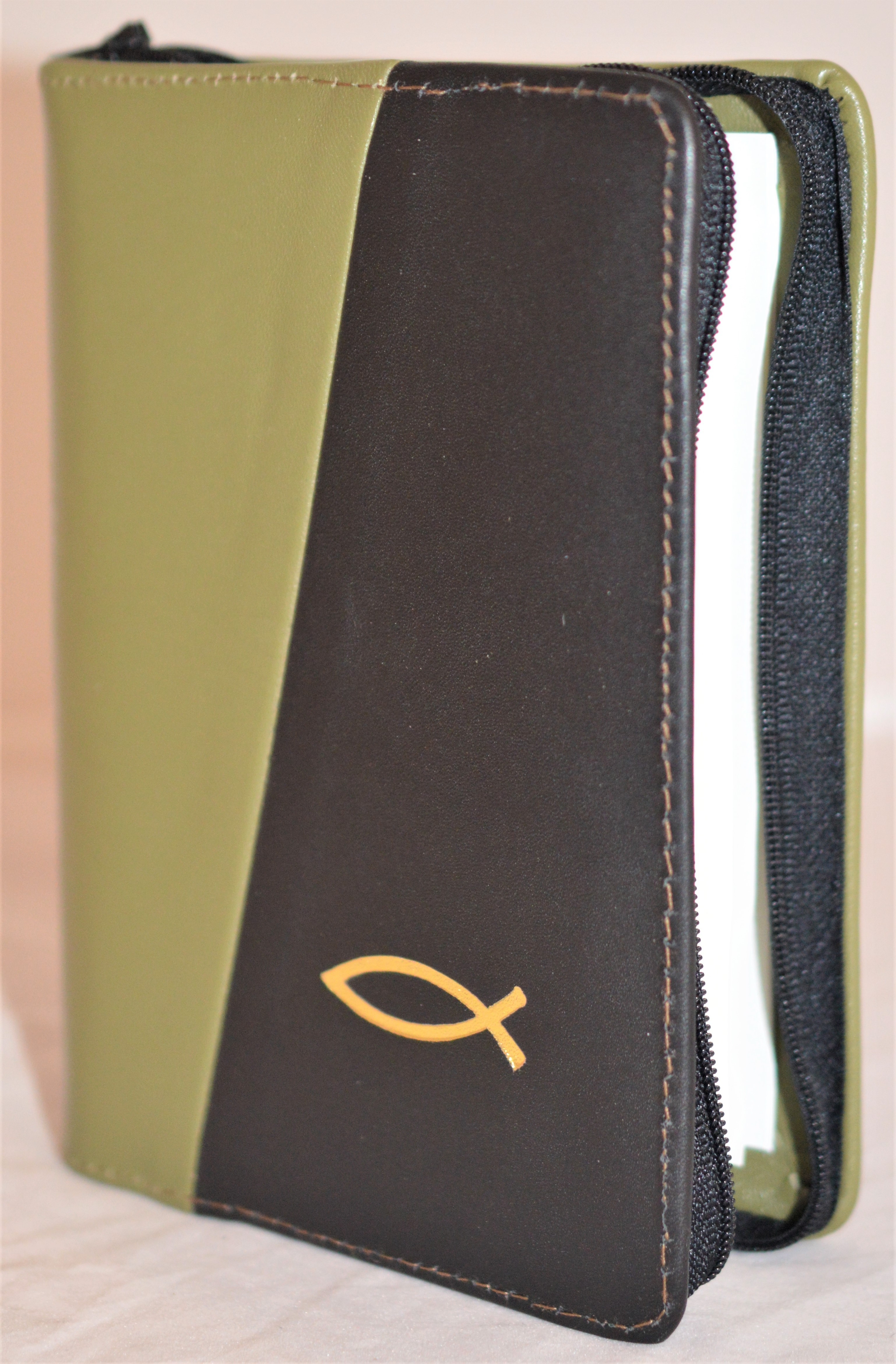 Biblie din piele, mica, verde inchis / negru, fermoar, margini albe, simbolul peste, cuv. lui Isus in rosu [043 PF]