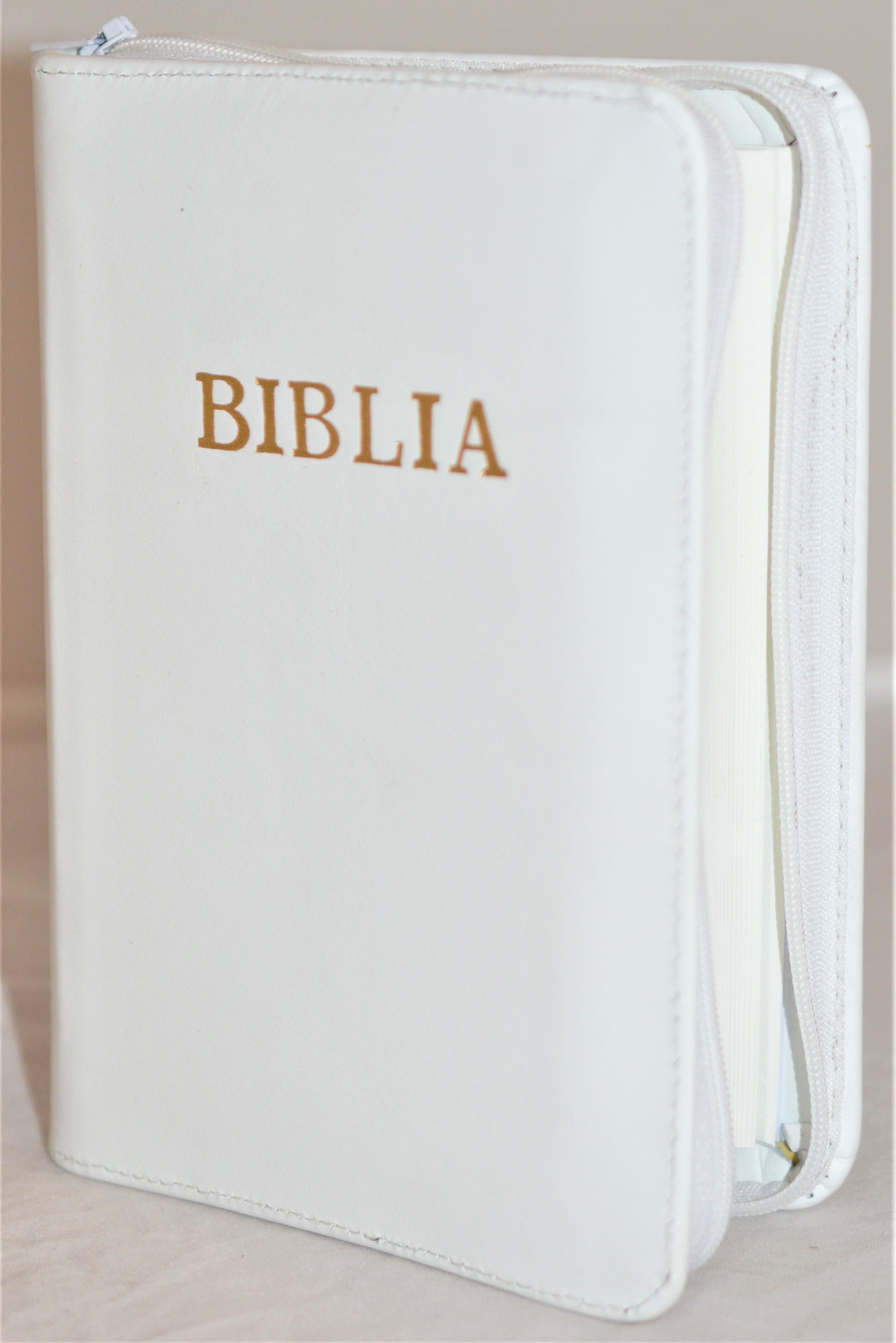 Biblie din piele, mica, alba , fermoar, margini albe, cuv. lui Isus in rosu [043 PF]