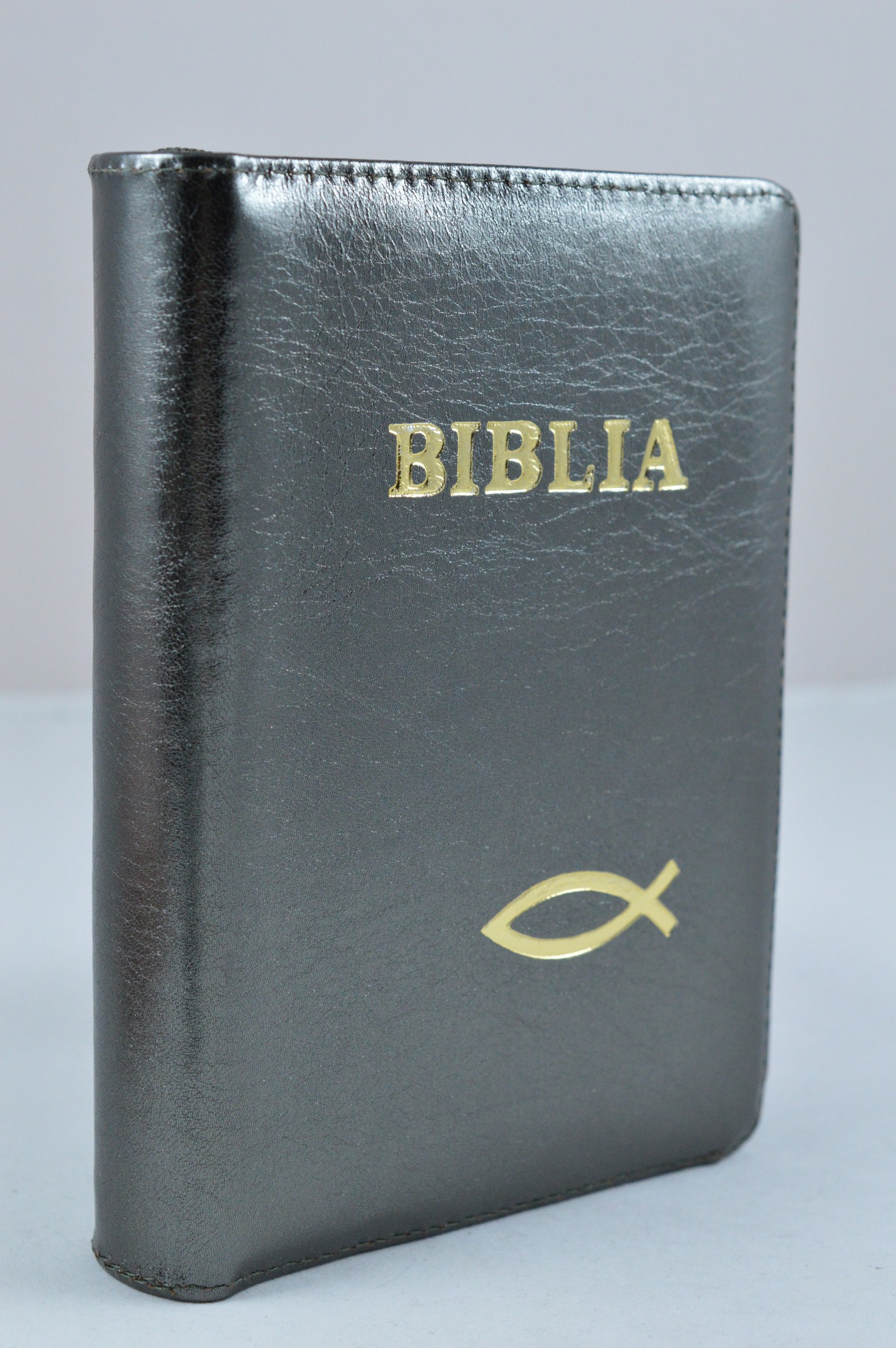 Biblie din piele, dimensiune mica, vernil lucios, fermoar, simbol peste cuv. lui Isus in rosu [043 A]