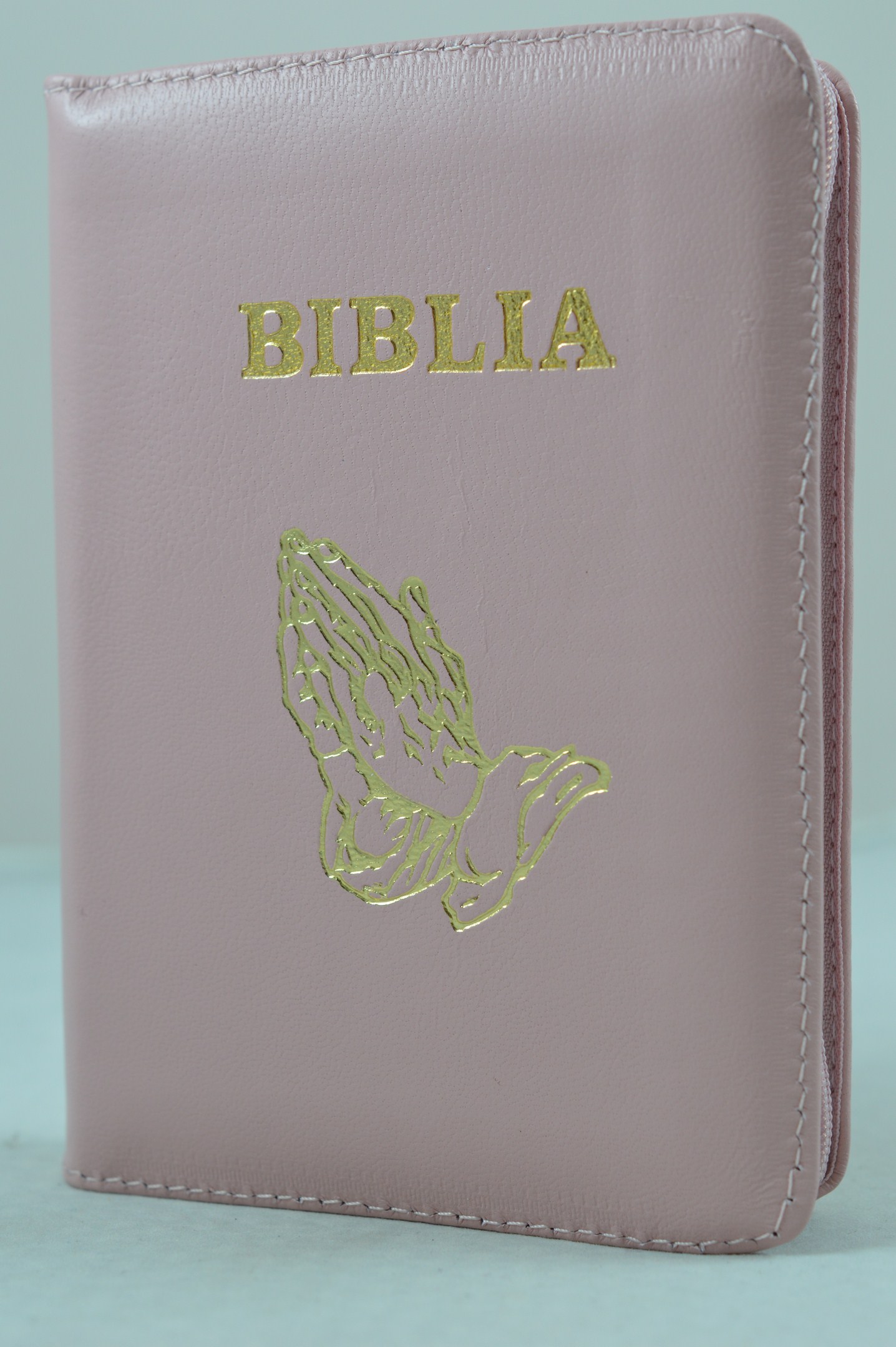Biblia format mic, din piele, culoare roz pal, index, fermoar, margini argintii, cu maini in ruga cuv. lui Isus in rosu [047 PFI]
