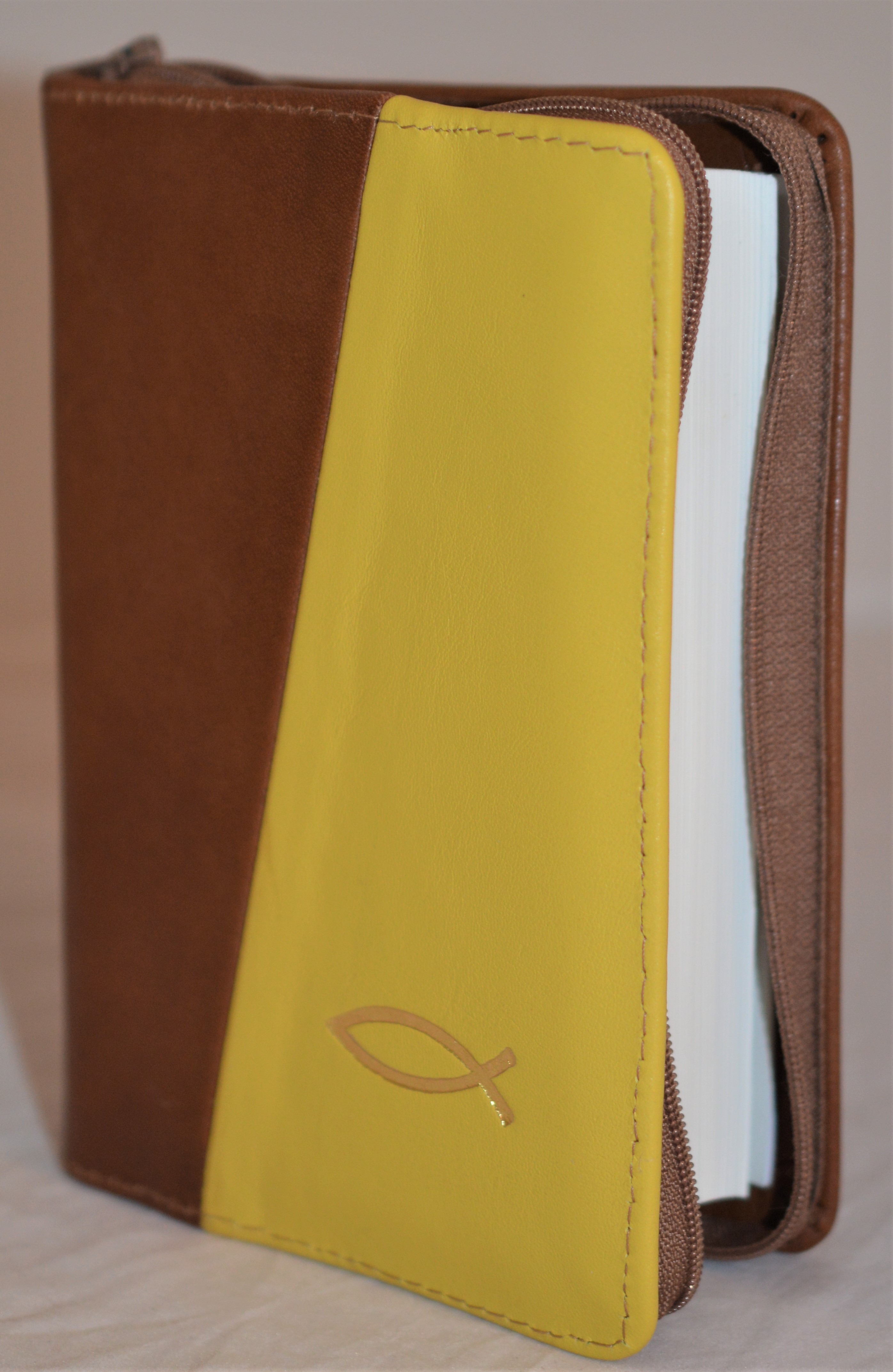 Biblie din piele, mica, maro / nuanta galben, fermoar, margini albe, simbolul peste, cuv. lui Isus in rosu [043 PF]