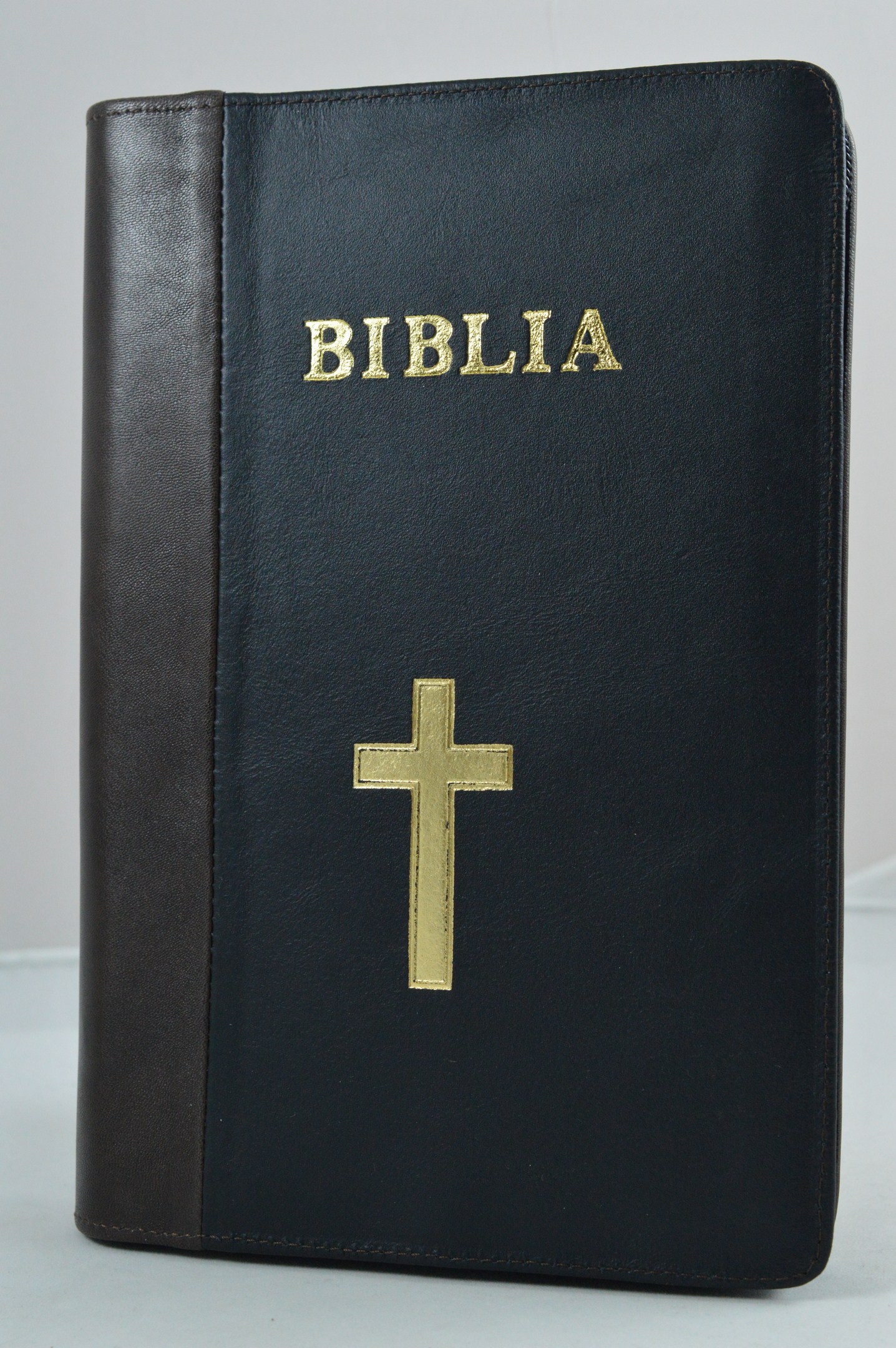 Biblia mare, coperta piele, culoare maro cu negru, fermoar, simbol cruce [VS 073 PF]