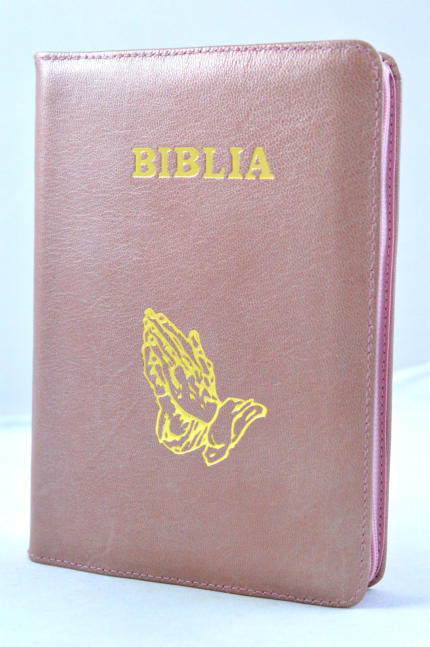 Biblia de piele, marime medie, nuanta de roz, margini aurii,cu maini in ruga, cuv. lui Isus cu rosu [052]
