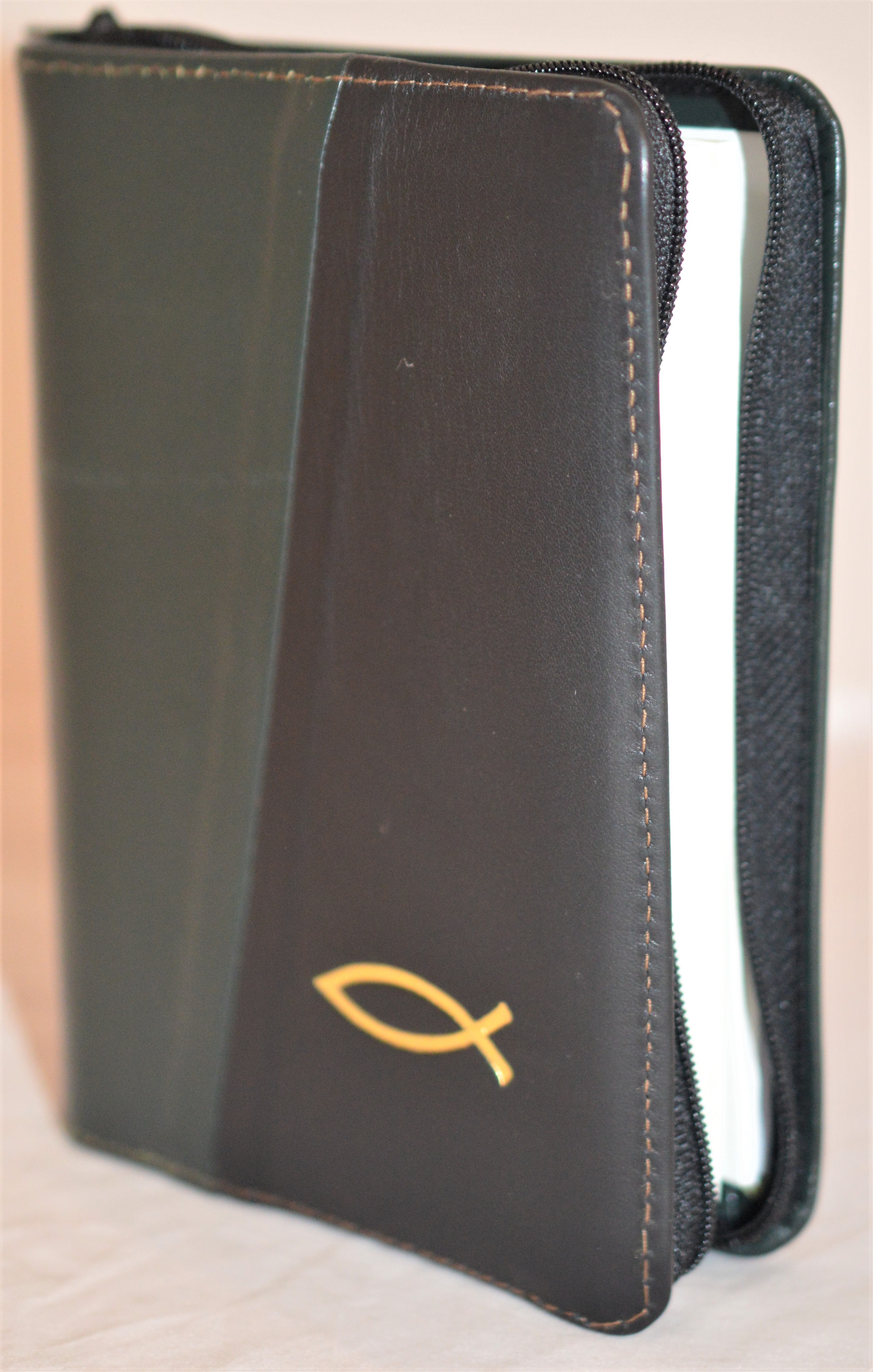 Biblie din piele, mica,nuanta verde inchis / negru, fermoar, margini albe, simbolul peste, cuv. lui Isus in rosu [043 PF]