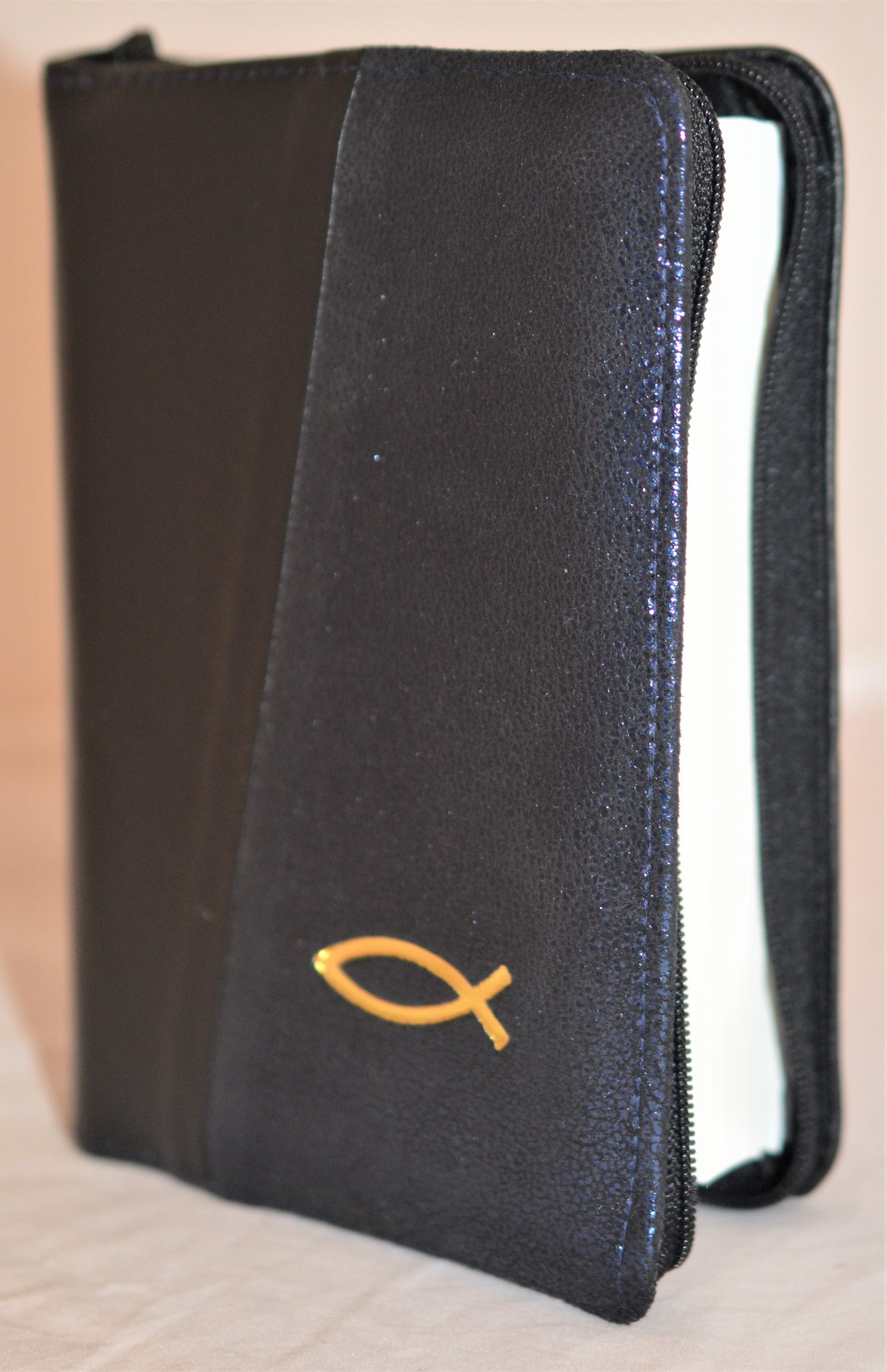 Biblie din piele, mica, negru / bleumarin texturat, fermoar, margini albe, simbolul peste, cuv. lui Isus in rosu [043 PF]