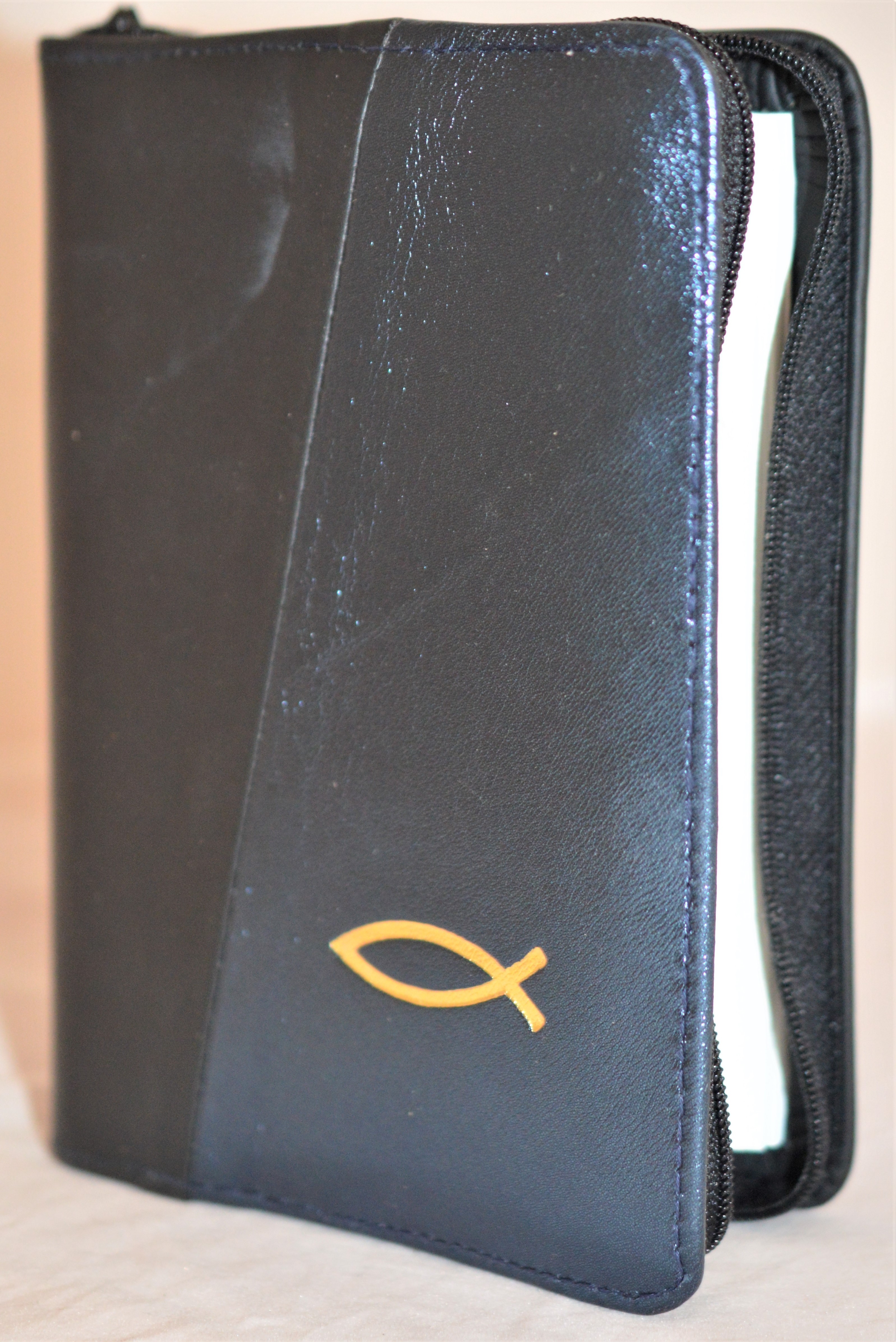 Biblie din piele, mica, negru / bleumarin sidefat, fermoar, margini albe, simbolul peste, cuv. lui Isus in rosu [043 PF]