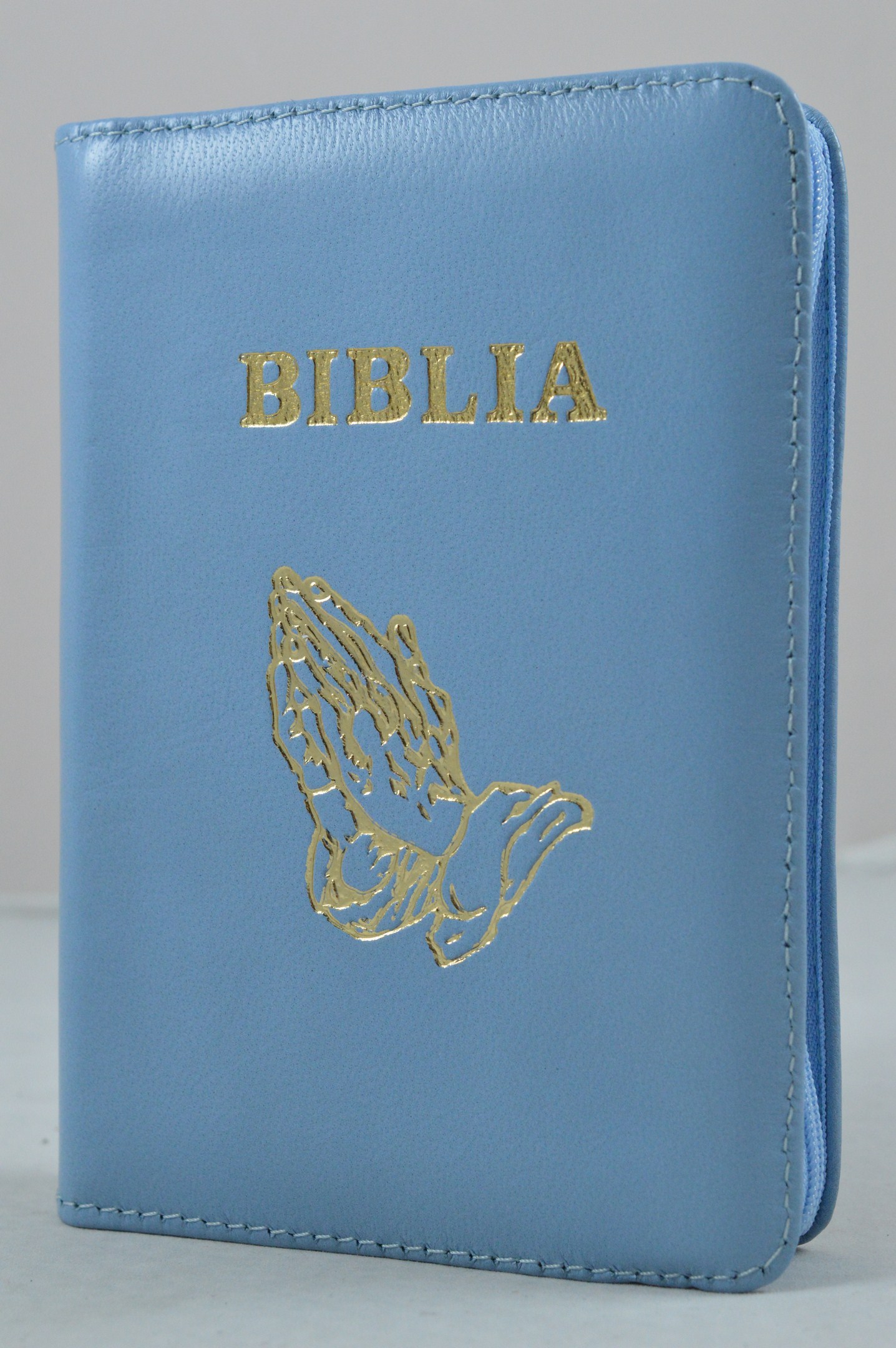 Biblie din piele, dimensiune mica, albastru deschis, fermoar, simbol maini in ruga, cuv. lui Isus in rosu [043 A]