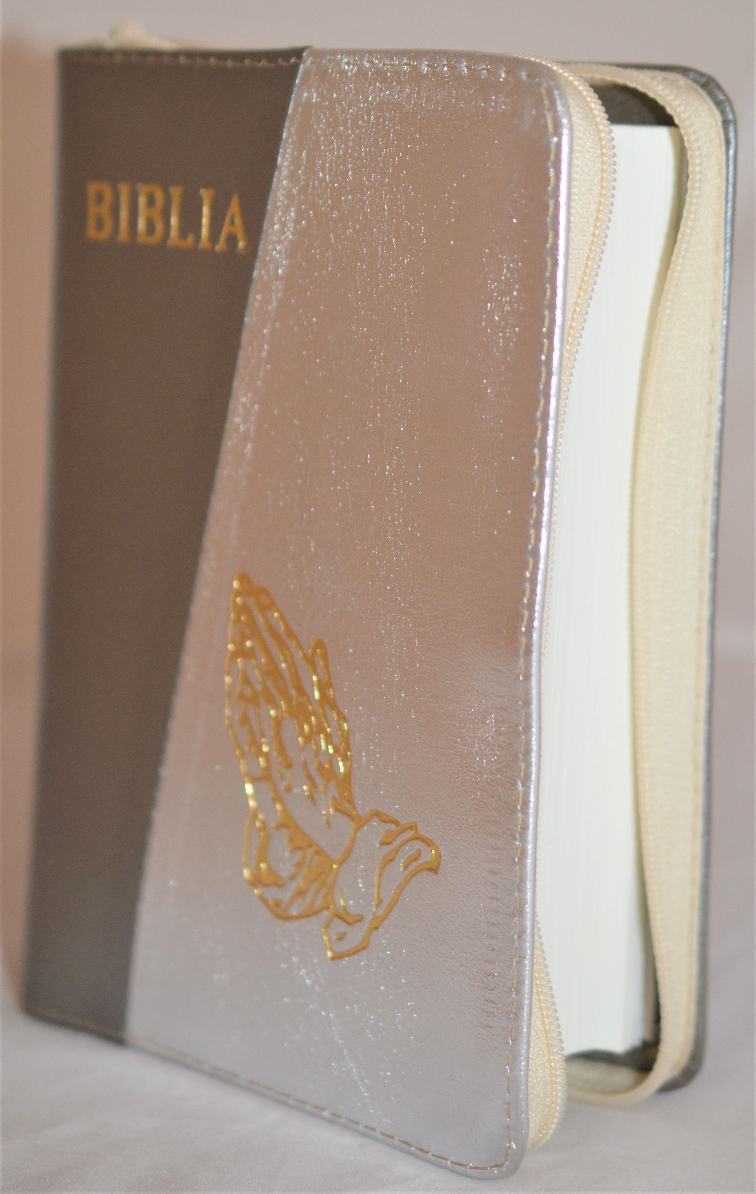 Biblie din piele, mica, gri inchis / gri, fermoar, margini albe, simbolul maini in ruga, cuv. lui Isus in rosu [043 PF]