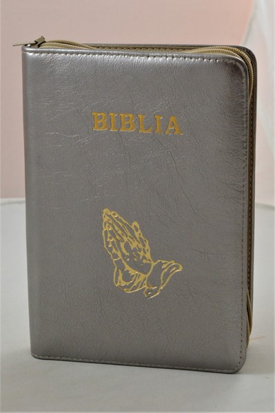 Biblia din piele, medie, argintiu sidefat sidefat, fermoar, aurita, simbolul maini in ruga, cuv. lui Isus cu rosu [052]