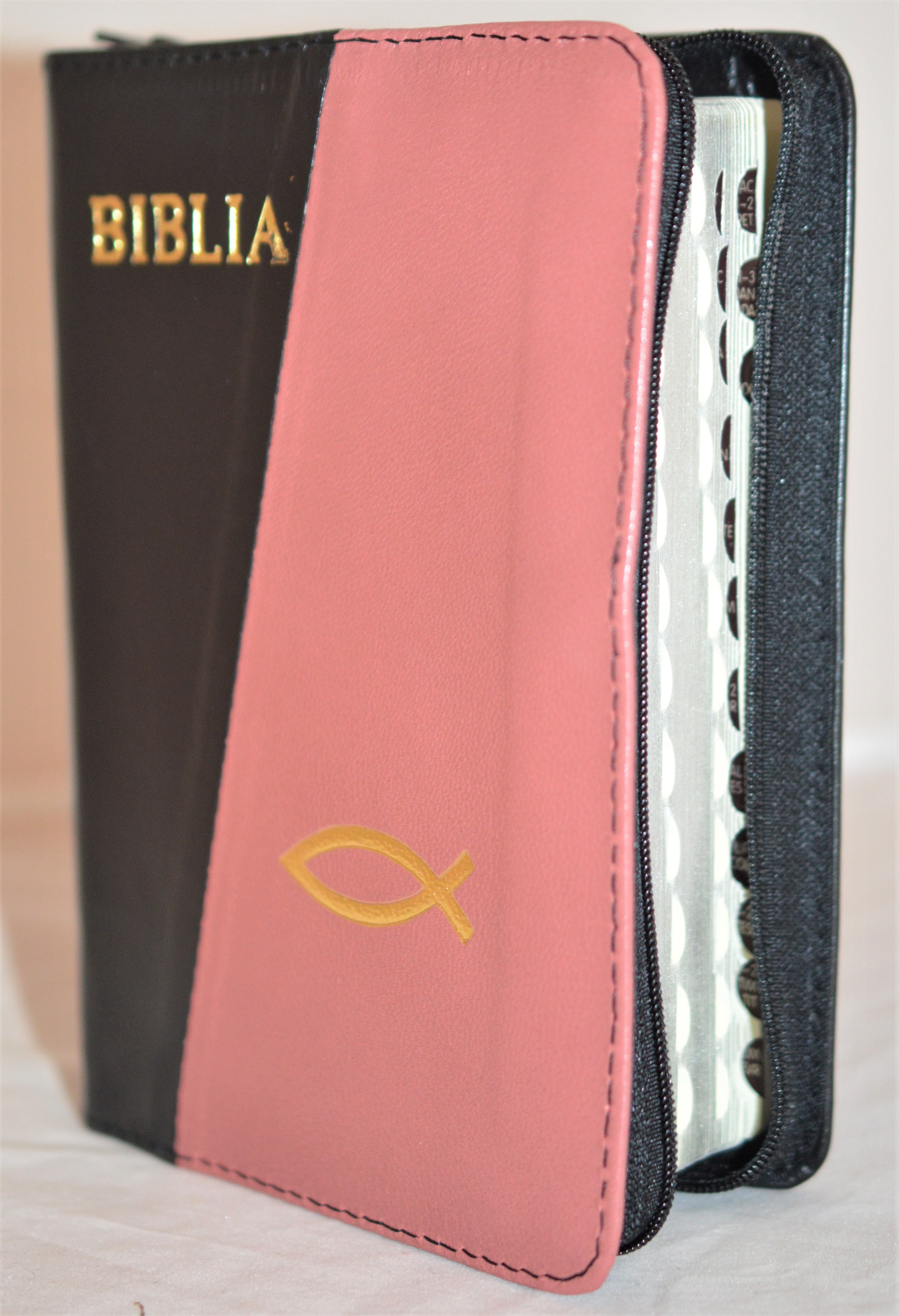 Biblia format mic, din piele, culoare negru / roz incarnadin, index, fermoar, margini argintii, simbolul maini in ruga, cuv. lui Isus in rosu [047 PFI]