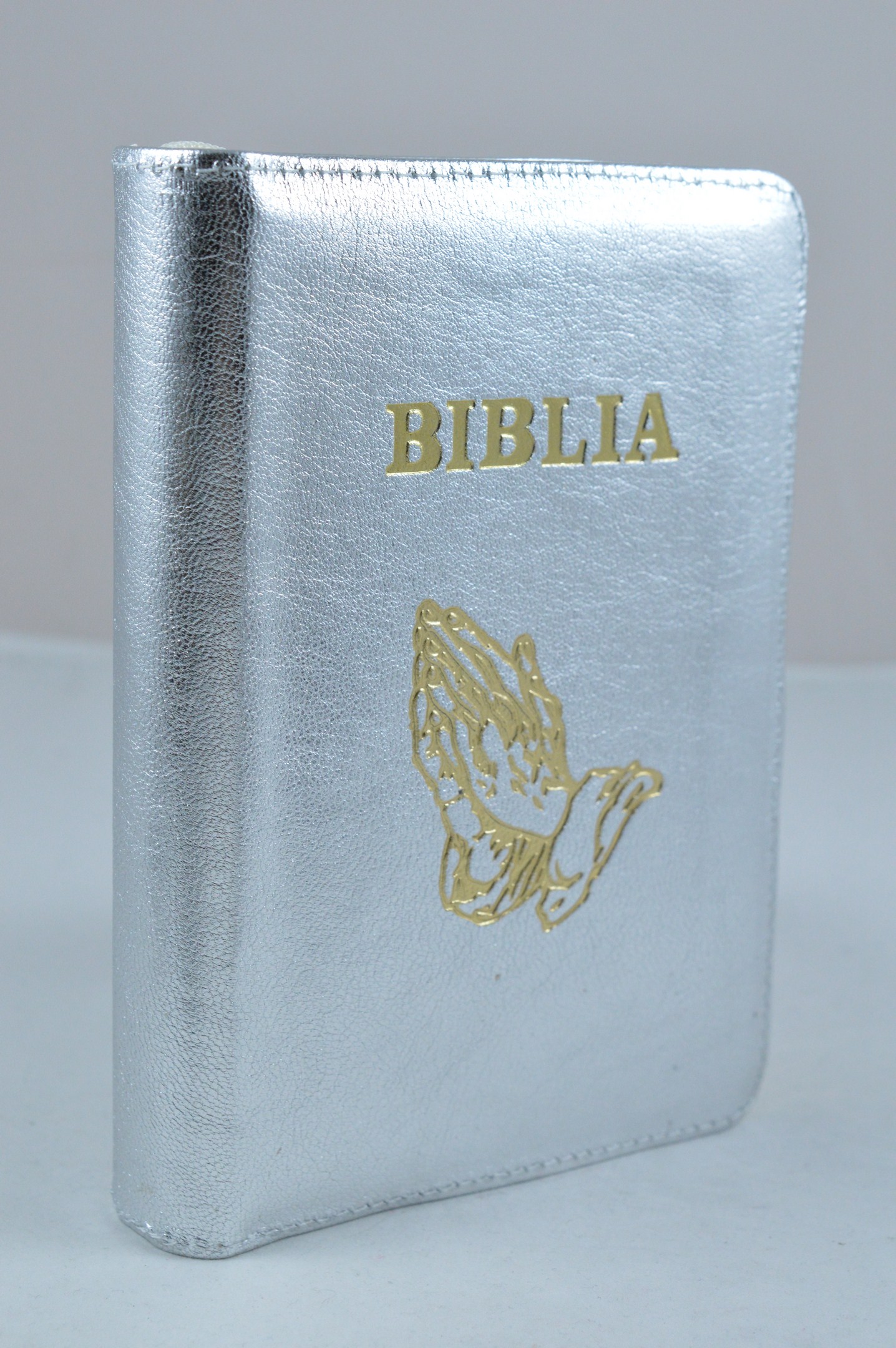Biblie din piele, dimensiune mica, argintie, fermoar, simbol maini in rugaciune, cuv. lui Isus in rosu [043 A]