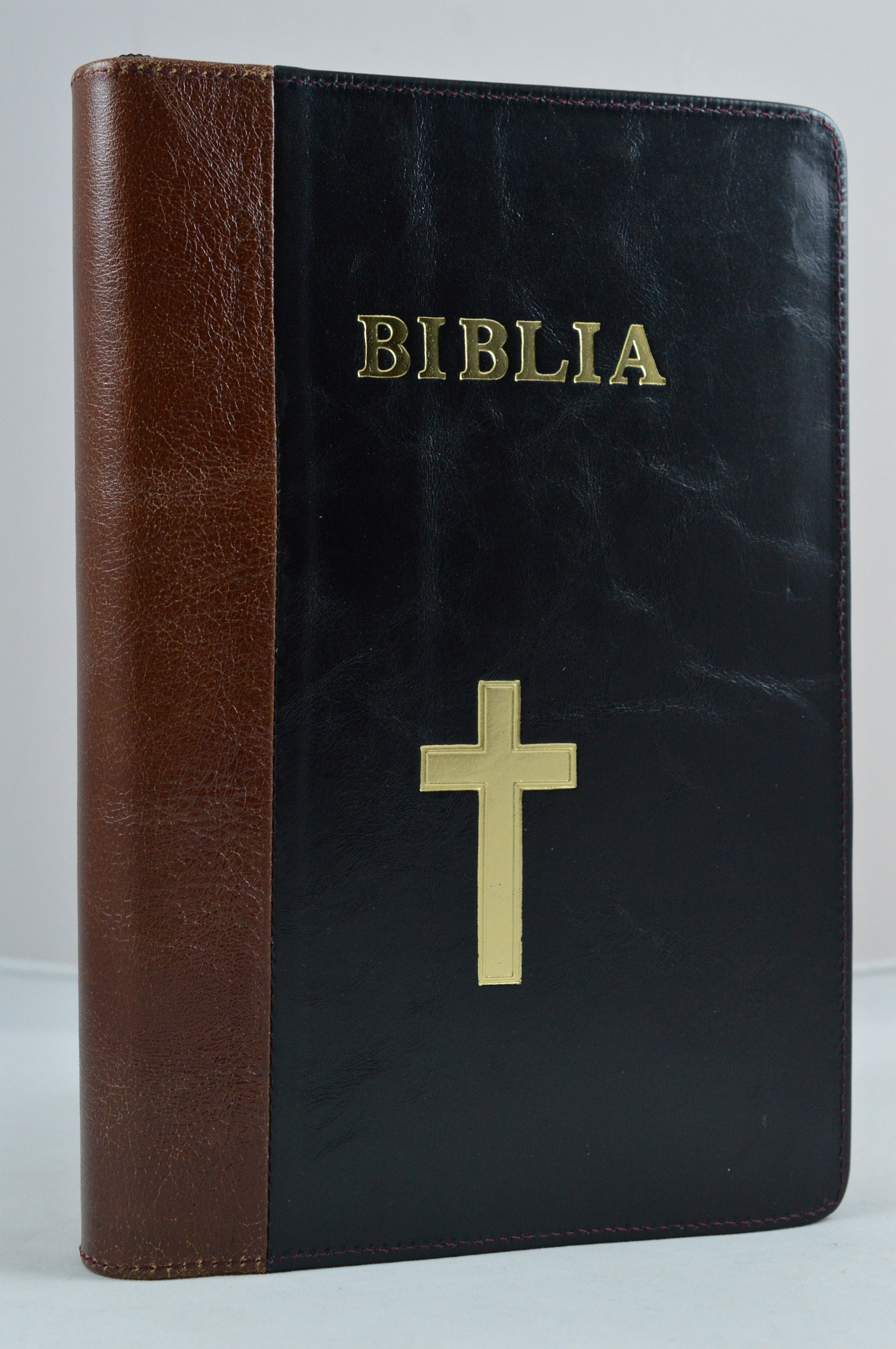 Biblia mare, coperta piele, culoare maro cu negru, fermoar, simbol cruce [VS 073 PF]