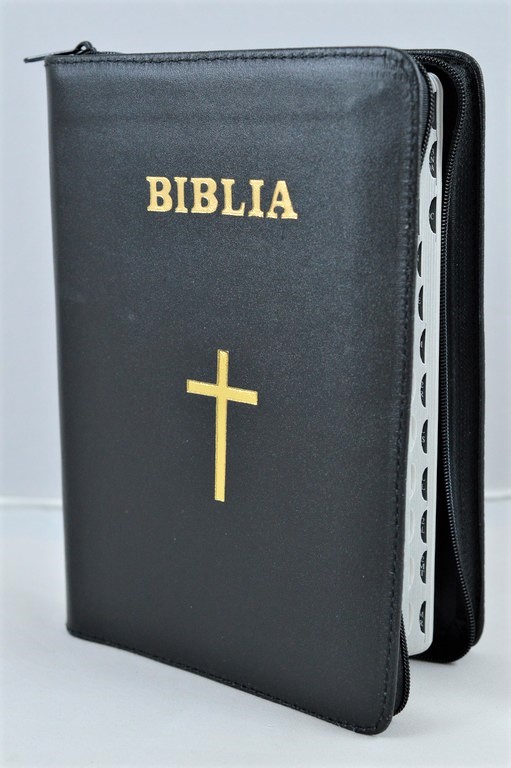 Biblie din piele, marime medie, culoare neagra, fermoar, index, margini argintii, simbol cruce, cuv. lui Isus cu rosu [SB 057 PFI]