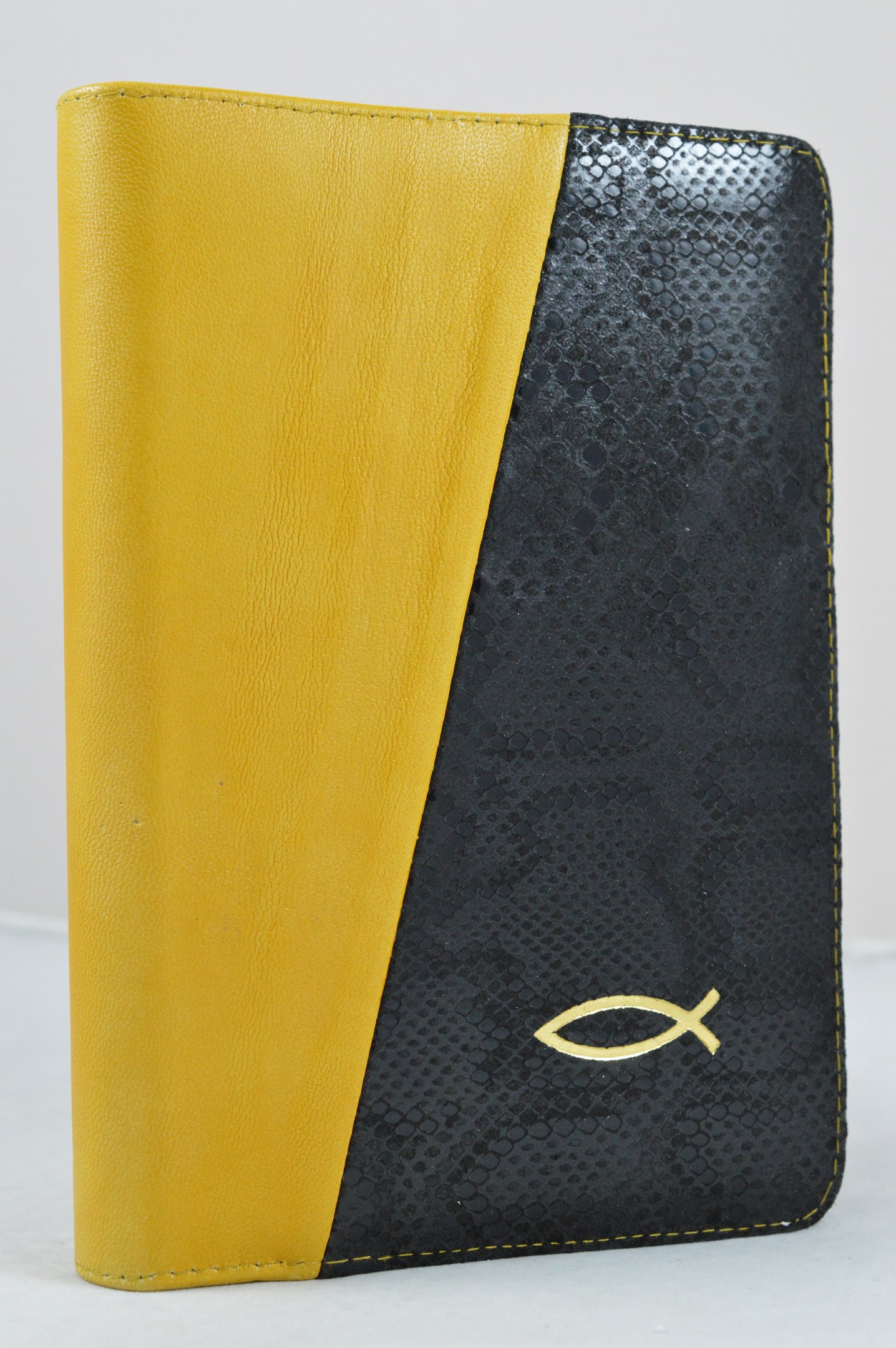 Biblia din piele, medie, galben cu negru, fermoar,  simbol peste, cuv. lui Isus cu rosu [053]