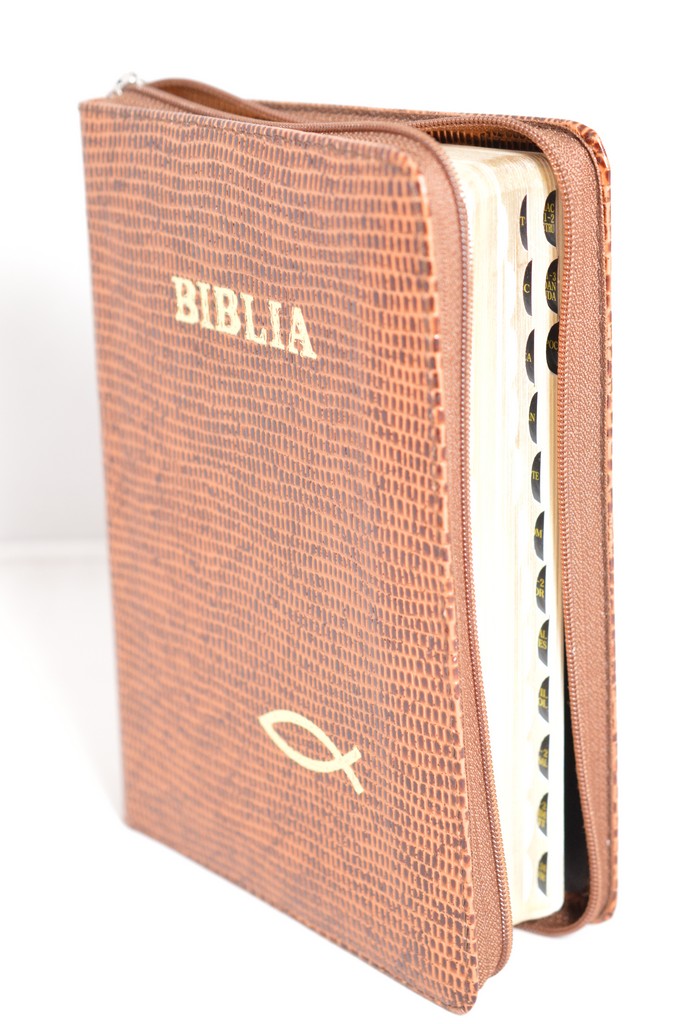 Biblie din piele, marime medie, culoare maro texturat, simbol peste, fermoar, index, margini aurii, cuv. lui Isus cu rosu [SB 057 PFI]