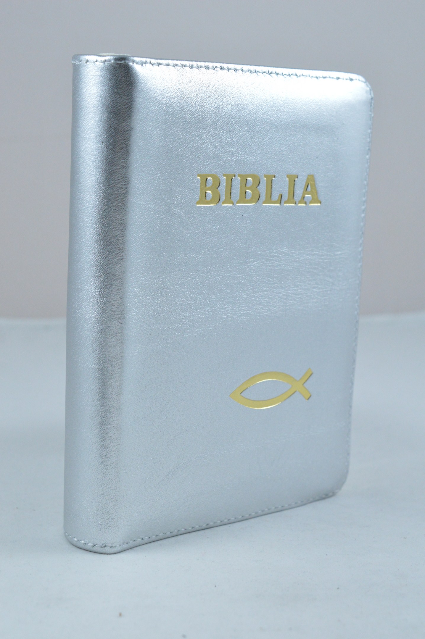Biblie din piele, dimensiune mica, argintie, fermoar, margini albe simbol peste, cuv. lui Isus in rosu [043 PF]
