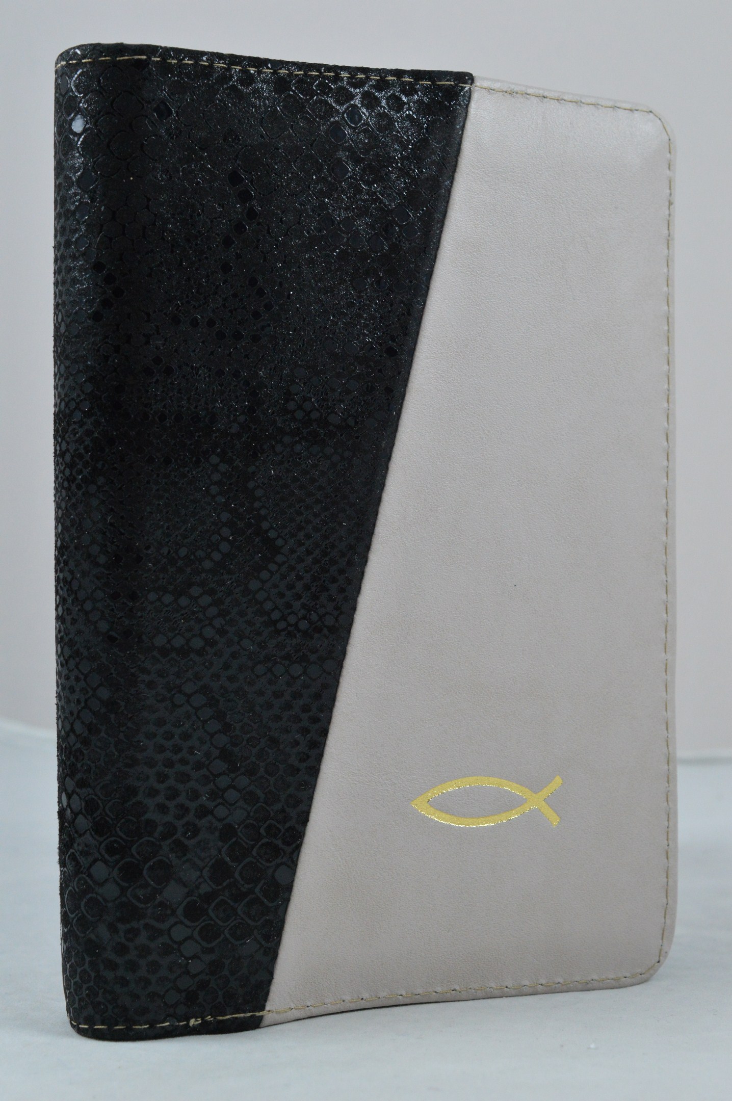 Biblia din piele, medie, culoare negru texturat cu gri deschis, fermoar, simbol peste,  cuv. lui Isus cu rosu [052]