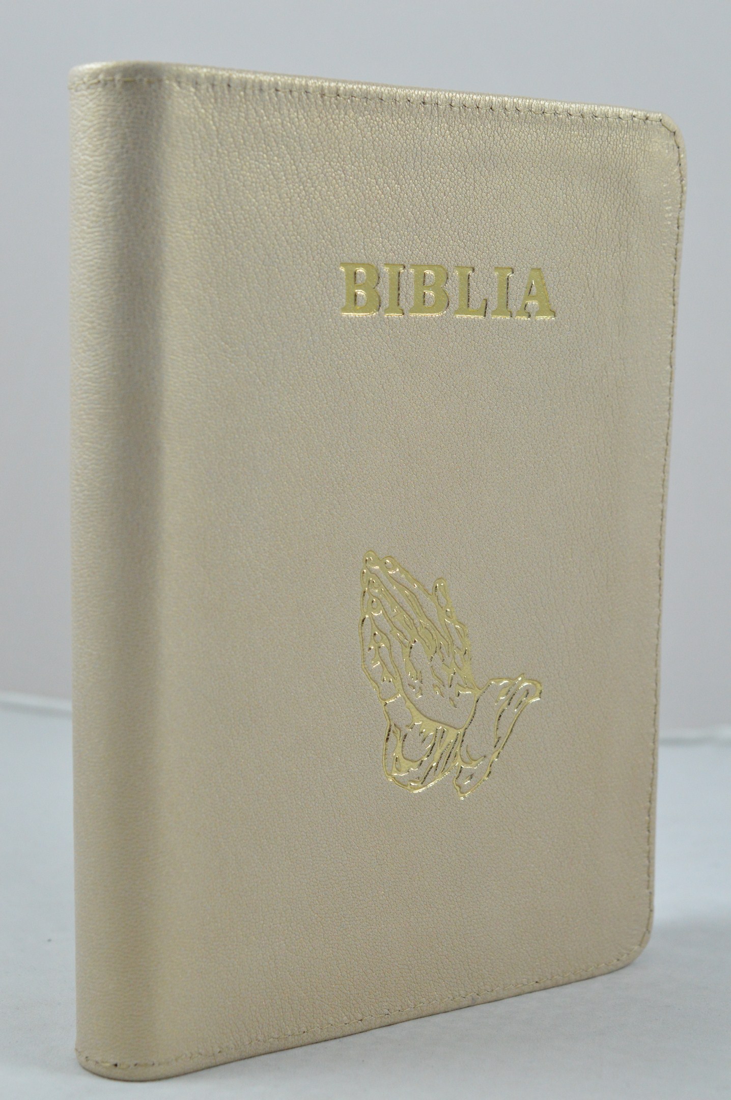 Biblia din piele, marime medie,  bej, fermoar, aurita, simbol maini in ruga, 4 harti color [SI 052]