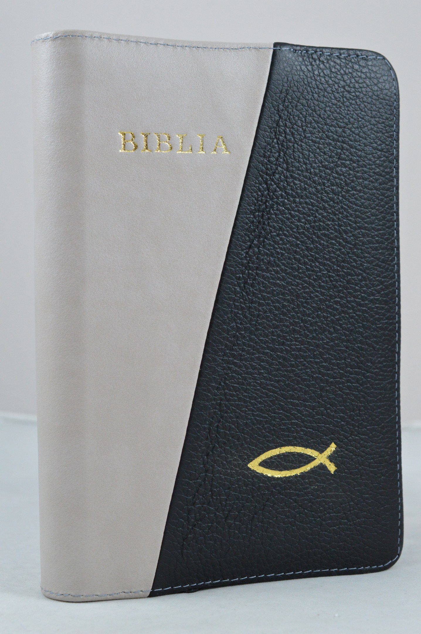 Biblia din piele, marime medie, alb cu negru texturat, fermoar, simbol peste, cuv. lui Isus cu rosu [053]