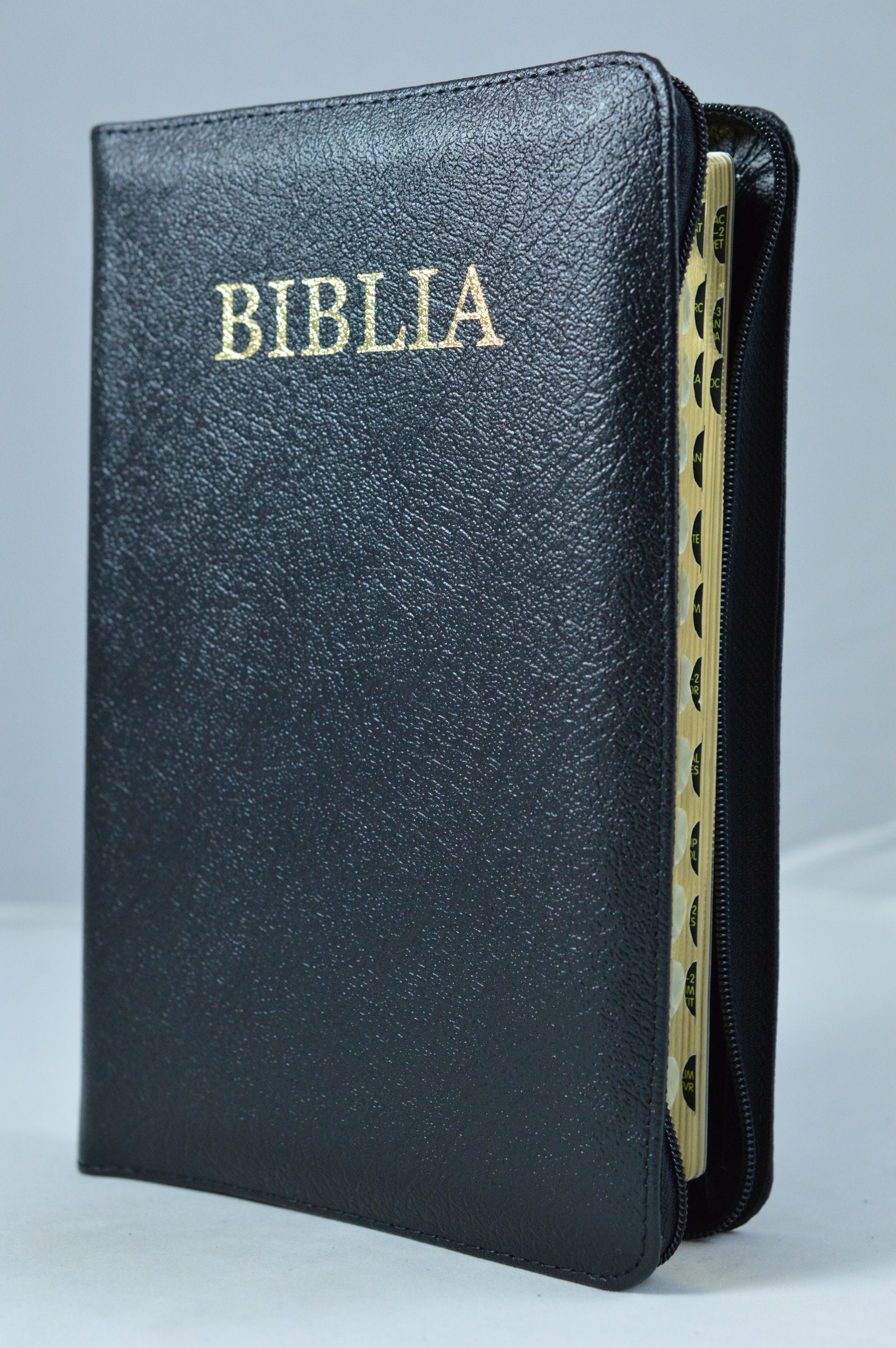 Biblia marime medie, din piele, neagra, fermoar, index, margini aurii [063 PFI]