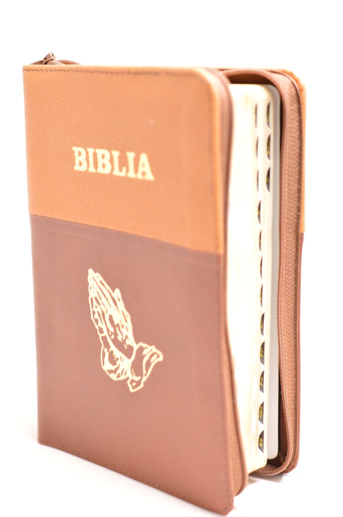 Biblie din piele, marime medie, culoare maro cu maro inchis, simbol maini in rugaciune, fermoar, index, margini aurii, [SB 057 PFI]