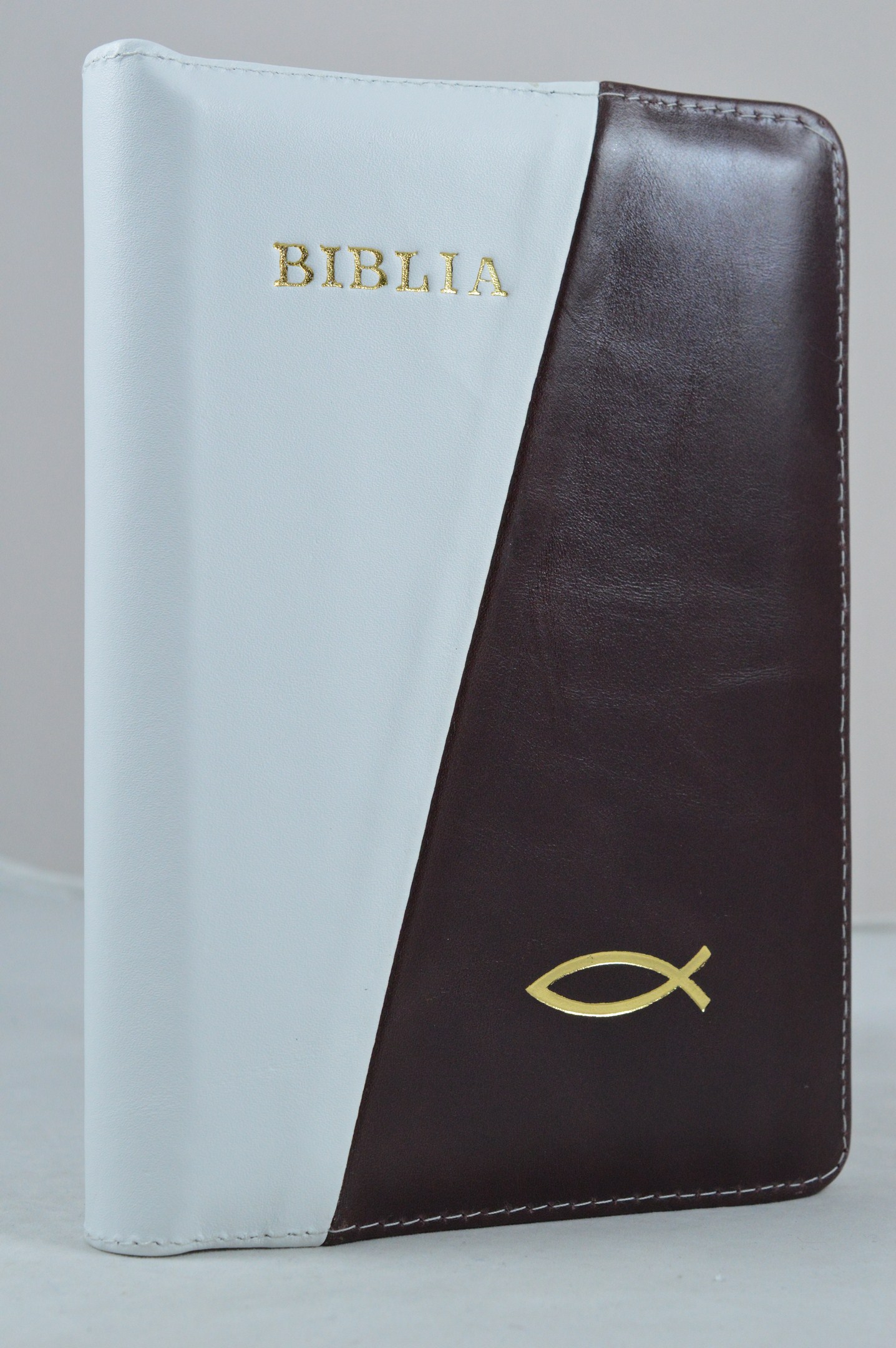 Biblia din piele, marime medie, alb cu maro inchis, fermoar, simbol peste, cuv. lui Isus cu rosu [053]