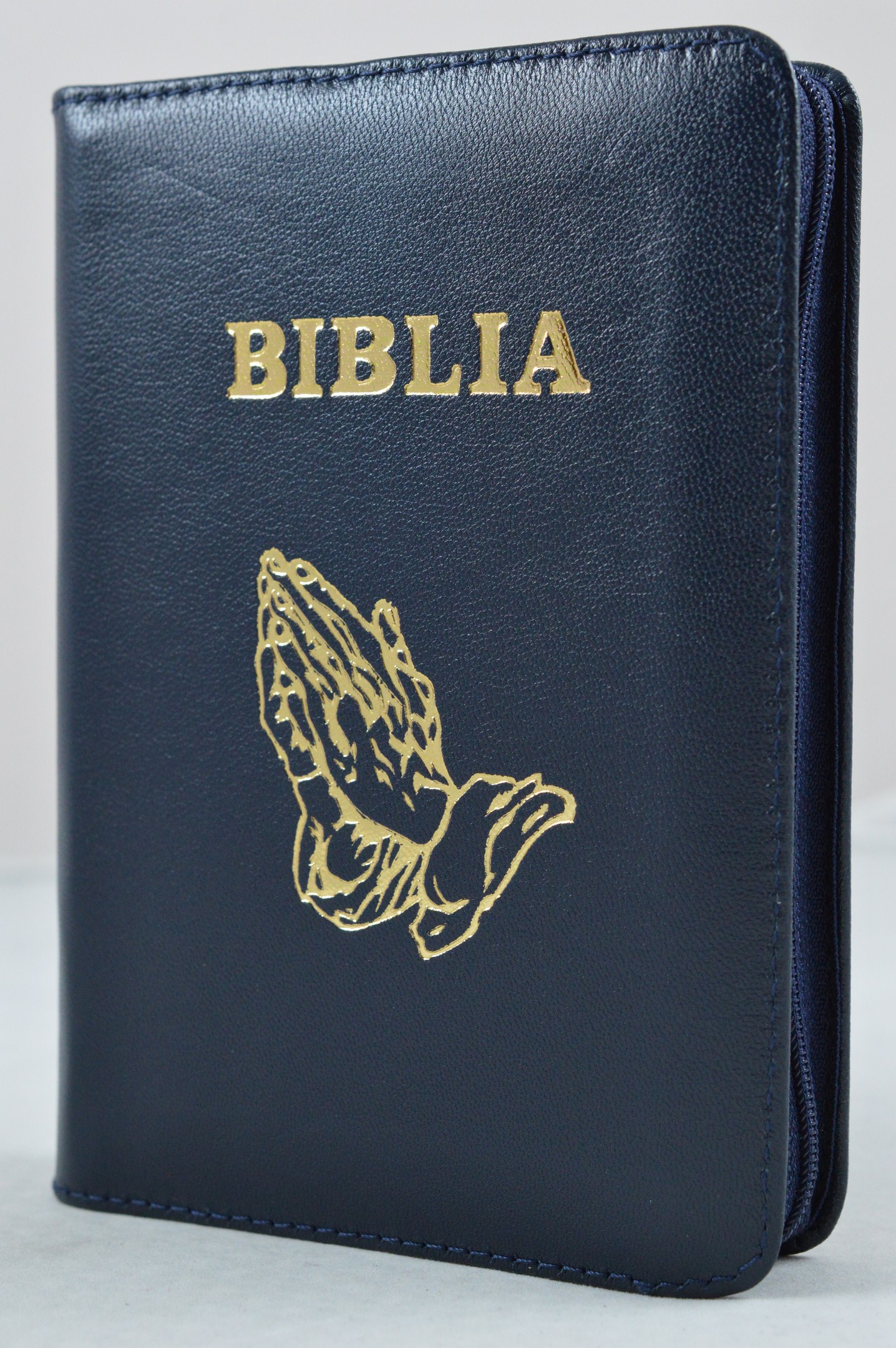 Biblia format mic, din piele, culoare albastru inchis , index, fermoar, margini argintii, cu maini in ruga cuv. lui Isus in rosu [047 PFI]