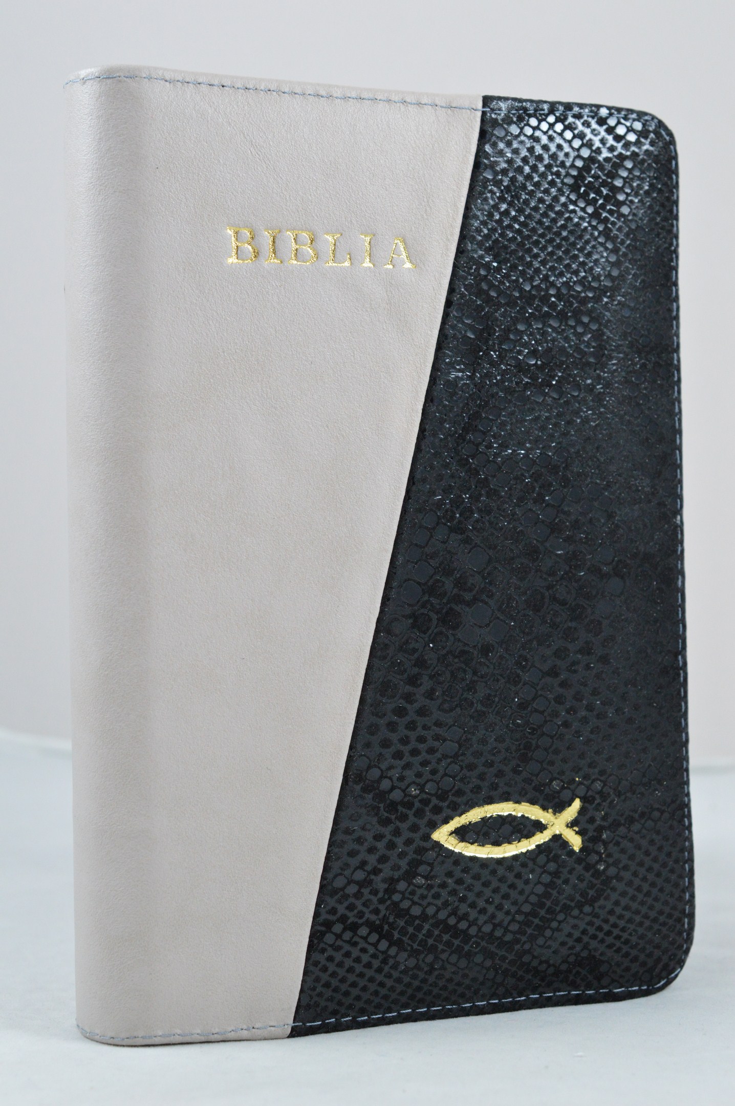 Biblia din piele, marime medie, alb cu negru lucios model solzi, fermoar, simbol peste, cuv. lui Isus cu rosu [053]