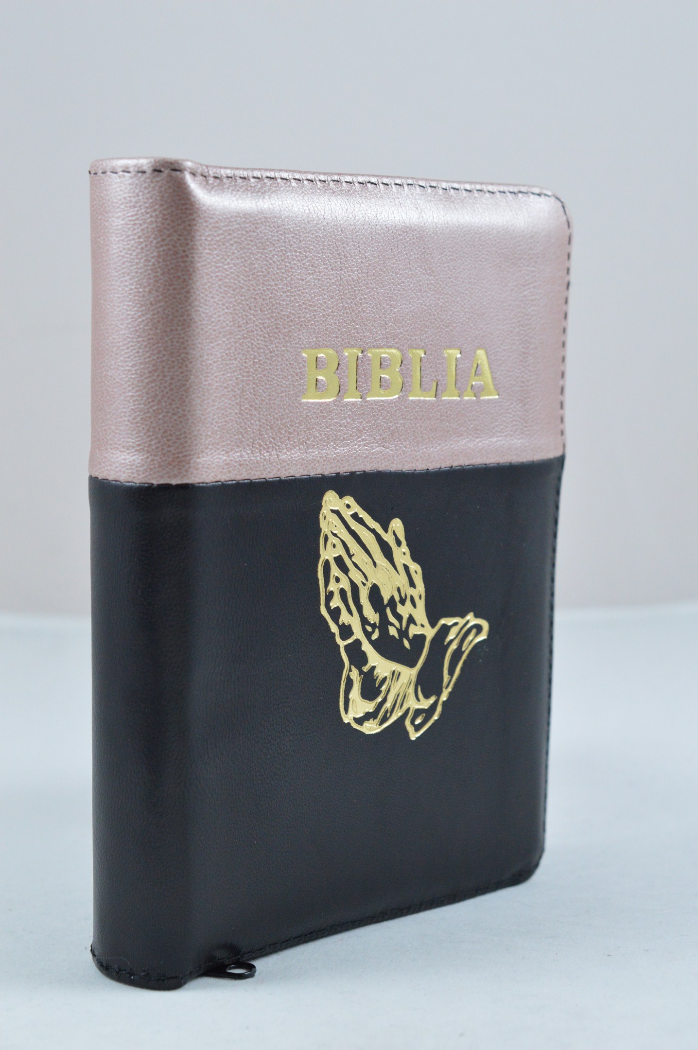 Biblie din piele, dimensiune mica, negru cu roz pal sidefat, fermoar, simbol maini in rugaciune, cuv. lui Isus in rosu [043 A]