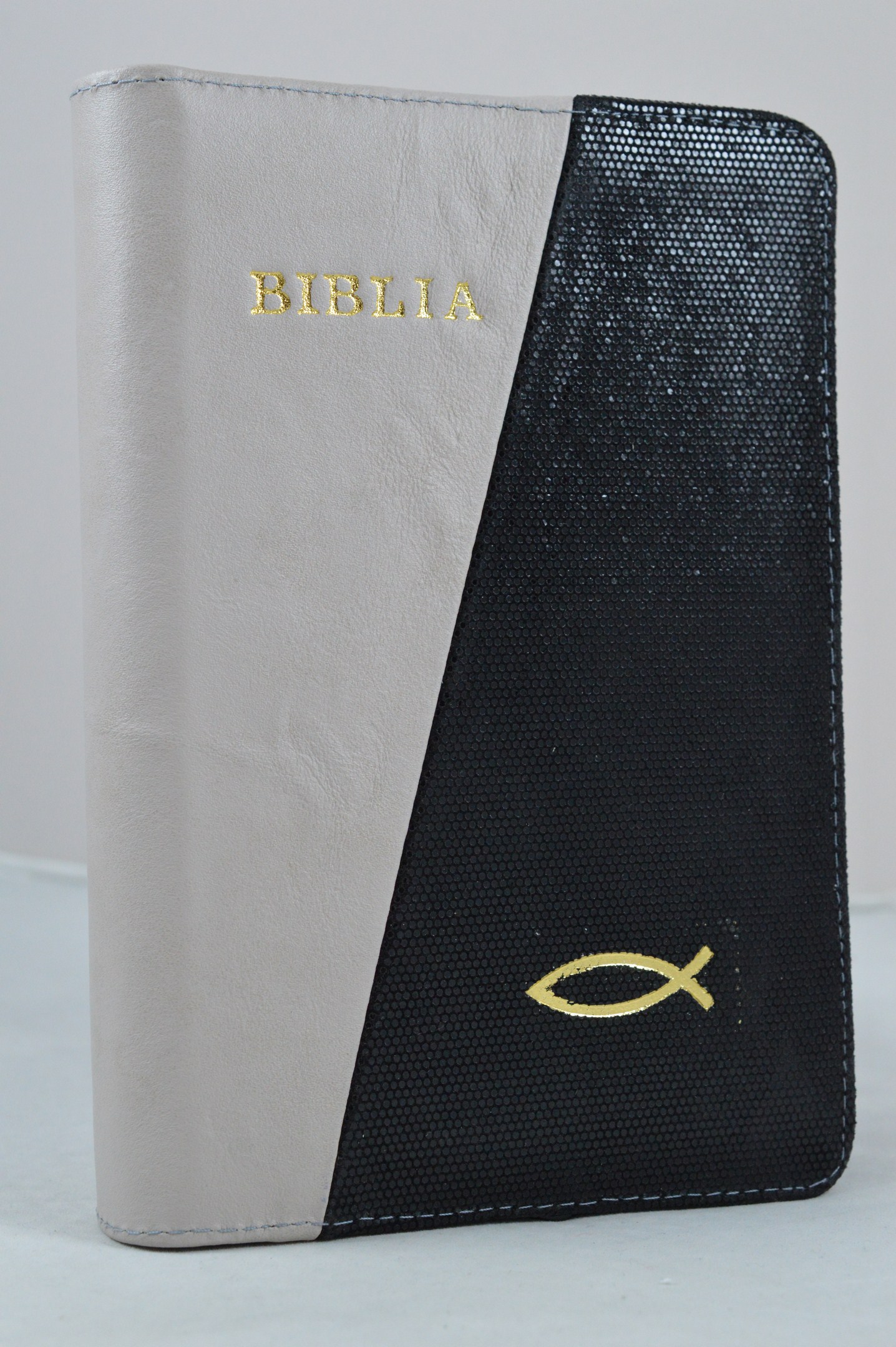 Biblia din piele, marime medie, alb cu negru lucios texturat, fermoar, simbol peste, cuv. lui Isus cu rosu [053]