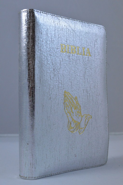 Biblia din piele, marime medie, argintie cu maini, cuv. lui Isus cu rosu [053]