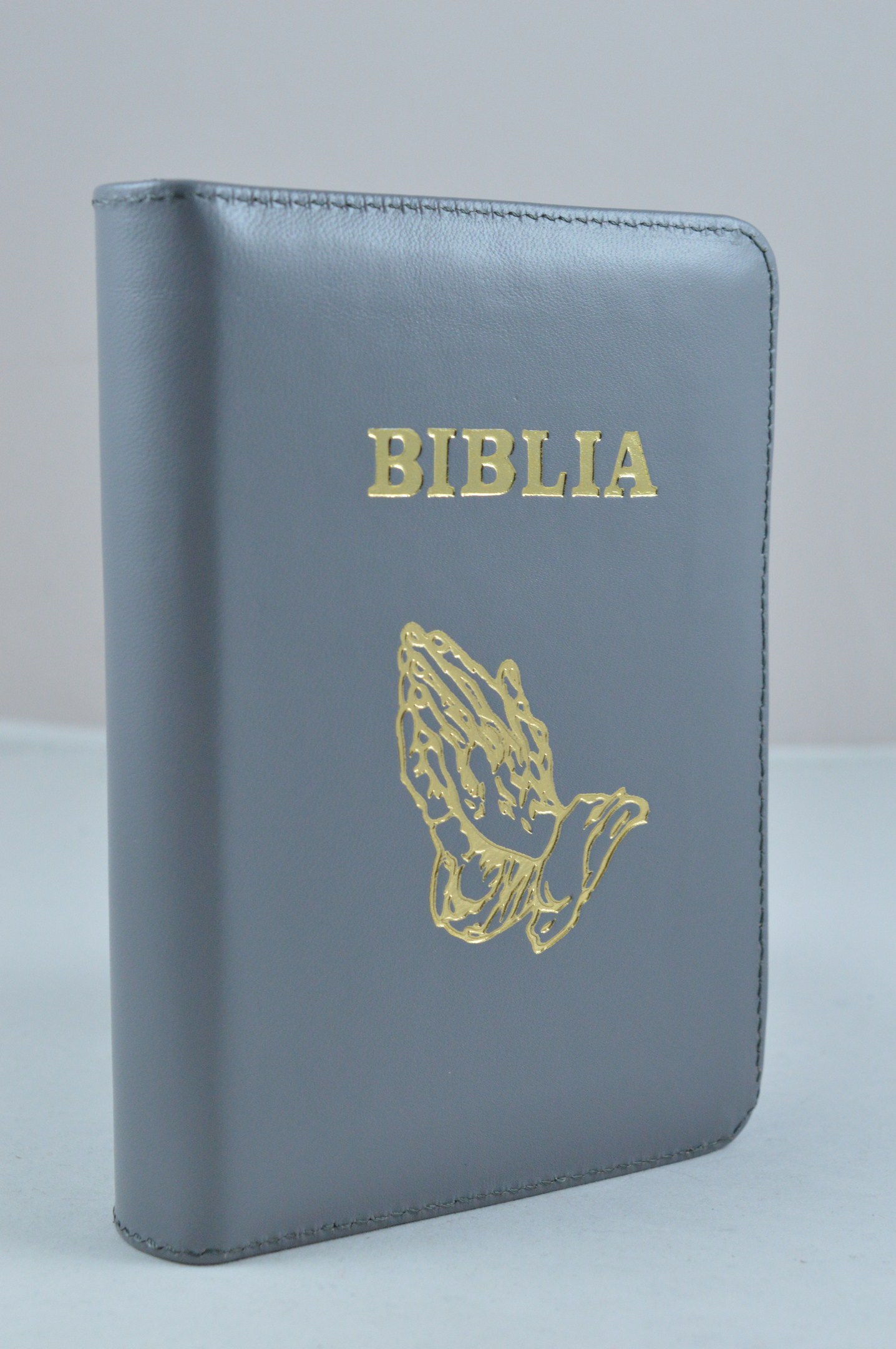 Biblie din piele, dimensiune mica, gri inchis, fermoar, simbol maini in rugaciune cuv. lui Isus in rosu [043 A]