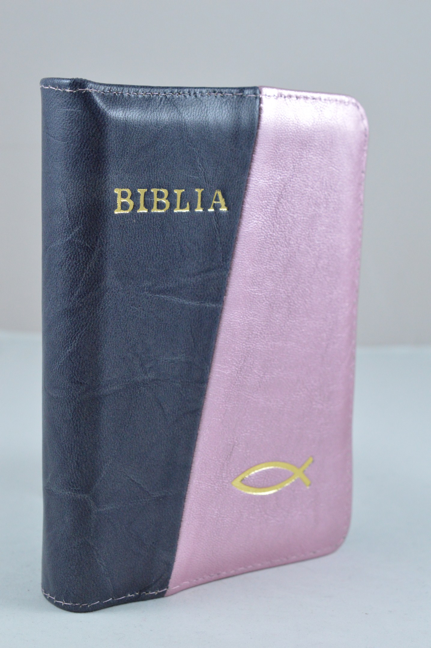 Biblie din piele, dimensiune mica, bleu inchis cu roz deschis sidefat, fermoar, simbol peste, cuv. lui Isus in rosu [043 A]