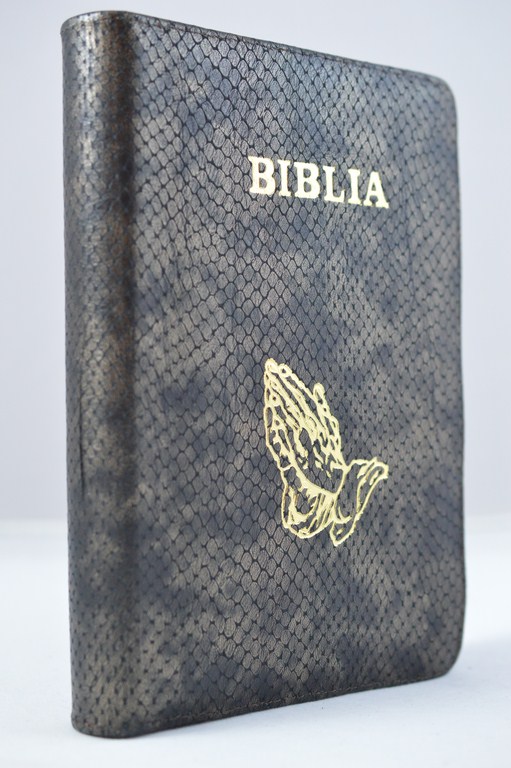 Biblia din piele, marime medie, maro inchis, imprimeu piele sarpe, cu maini, fermoar, margini aurii, cuv. lui Isus cu rosu [052]